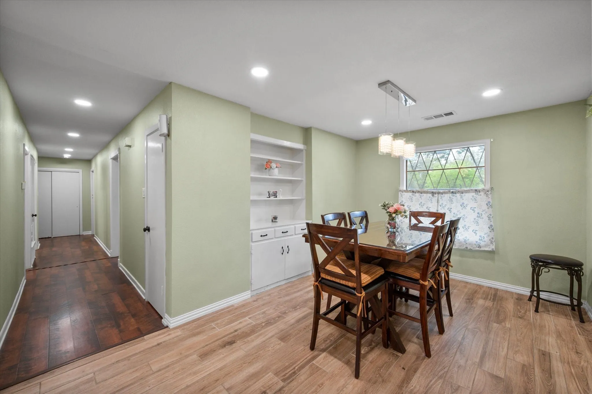 Single Family Residence For Sale in Navarro County , 201 Hardy Avenue, Corsicana, Texas 75110, 3 Bedroom, 2 Bathroom, 2 Garage spaces, 1,364 Sqft, built in 1970, mls#21365035, Real Estate Agent in Corsicana, Homes For Sale in Navarro county, Homes For Sale in Corsicana, Realtor in Corsicana Texas, Real Estate Brokerage Independent Realty Texas, Luminita Cordes Realtor