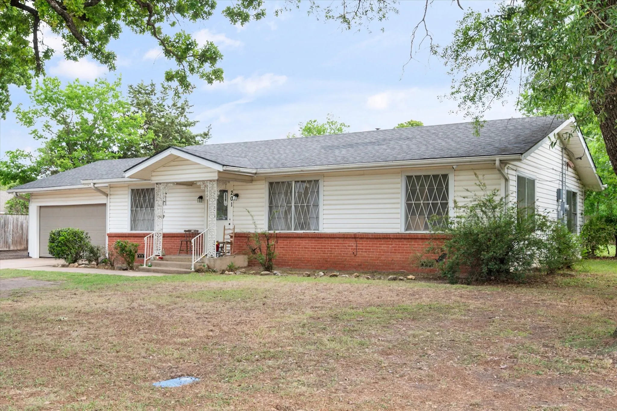 Single Family Residence For Sale in Navarro County , 201 Hardy Avenue, Corsicana, Texas 75110, 3 Bedroom, 2 Bathroom, 2 Garage spaces, 1,364 Sqft, built in 1970, mls#21365035, Real Estate Agent in Corsicana, Homes For Sale in Navarro county, Homes For Sale in Corsicana, Realtor in Corsicana Texas, Real Estate Brokerage Independent Realty Texas, Luminita Cordes Realtor