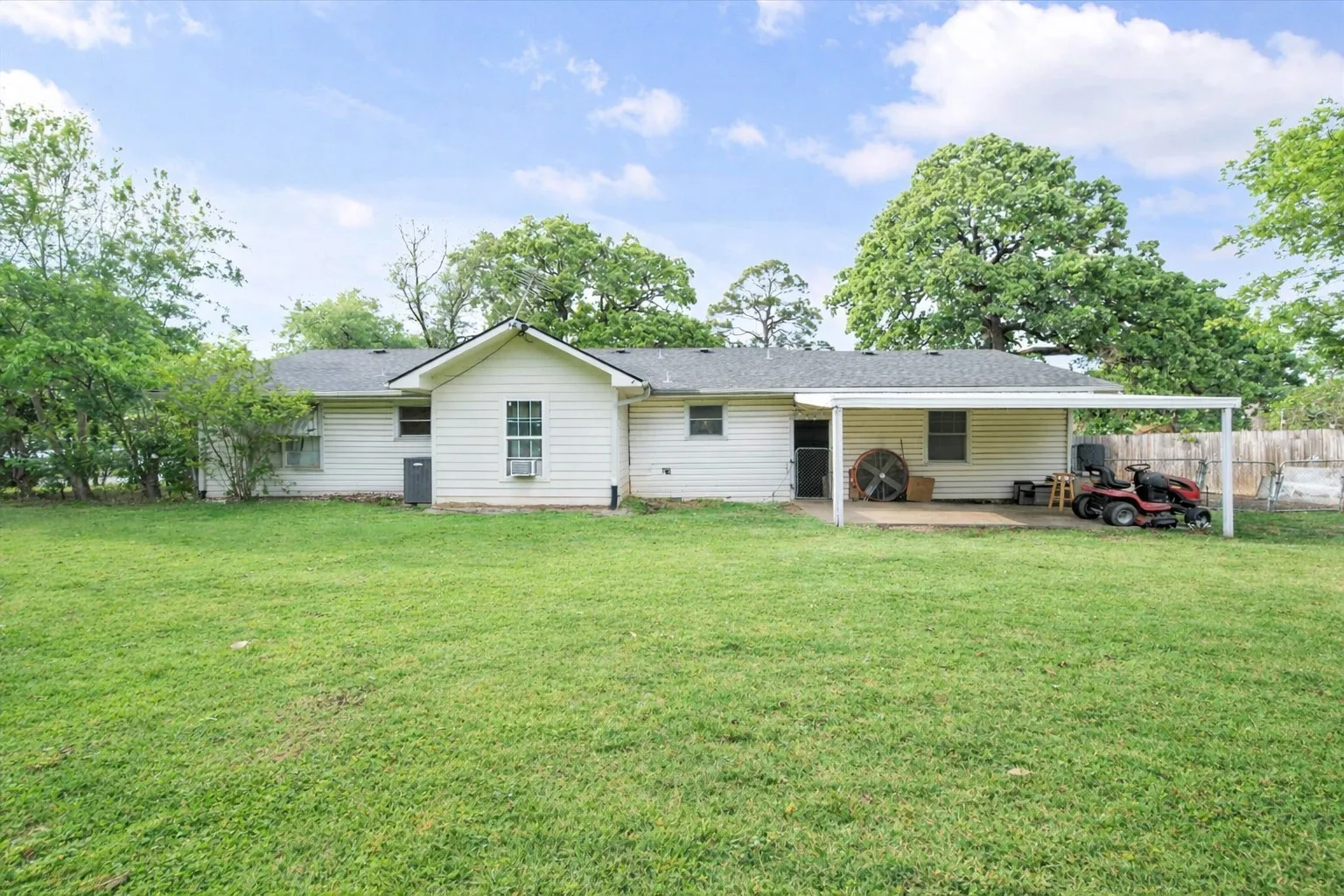 Single Family Residence For Sale in Navarro County , 201 Hardy Avenue, Corsicana, Texas 75110, 3 Bedroom, 2 Bathroom, 2 Garage spaces, 1,364 Sqft, built in 1970, mls#21365035, Real Estate Agent in Corsicana, Homes For Sale in Navarro county, Homes For Sale in Corsicana, Realtor in Corsicana Texas, Real Estate Brokerage Independent Realty Texas, Luminita Cordes Realtor