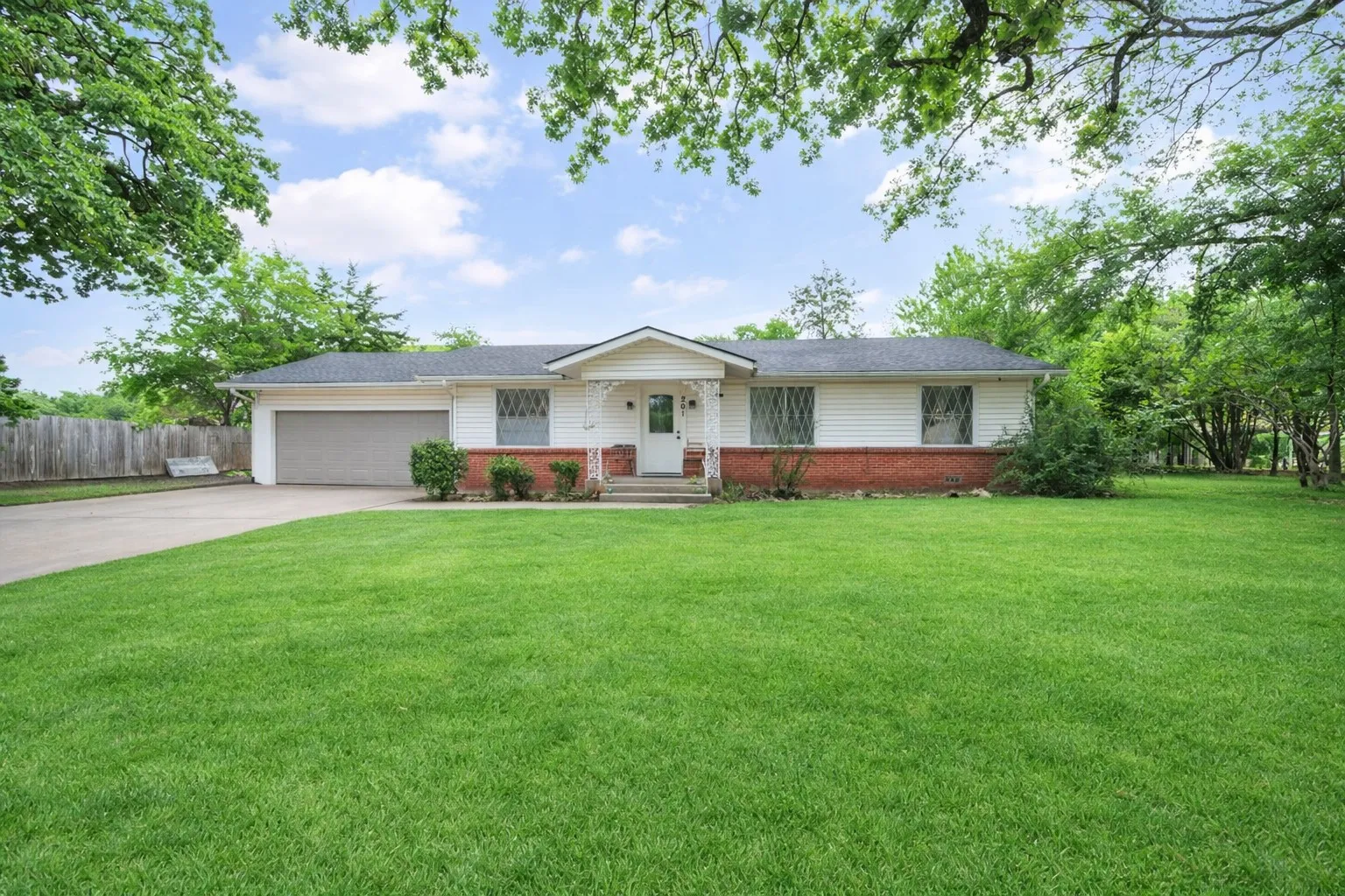Single Family Residence For Sale in Navarro County , 201 Hardy Avenue, Corsicana, Texas 75110, 3 Bedroom, 2 Bathroom, 2 Garage spaces, 1,364 Sqft, built in 1970, mls#21365035, Real Estate Agent in Corsicana, Homes For Sale in Navarro county, Homes For Sale in Corsicana, Realtor in Corsicana Texas, Real Estate Brokerage Independent Realty Texas, Luminita Cordes Realtor