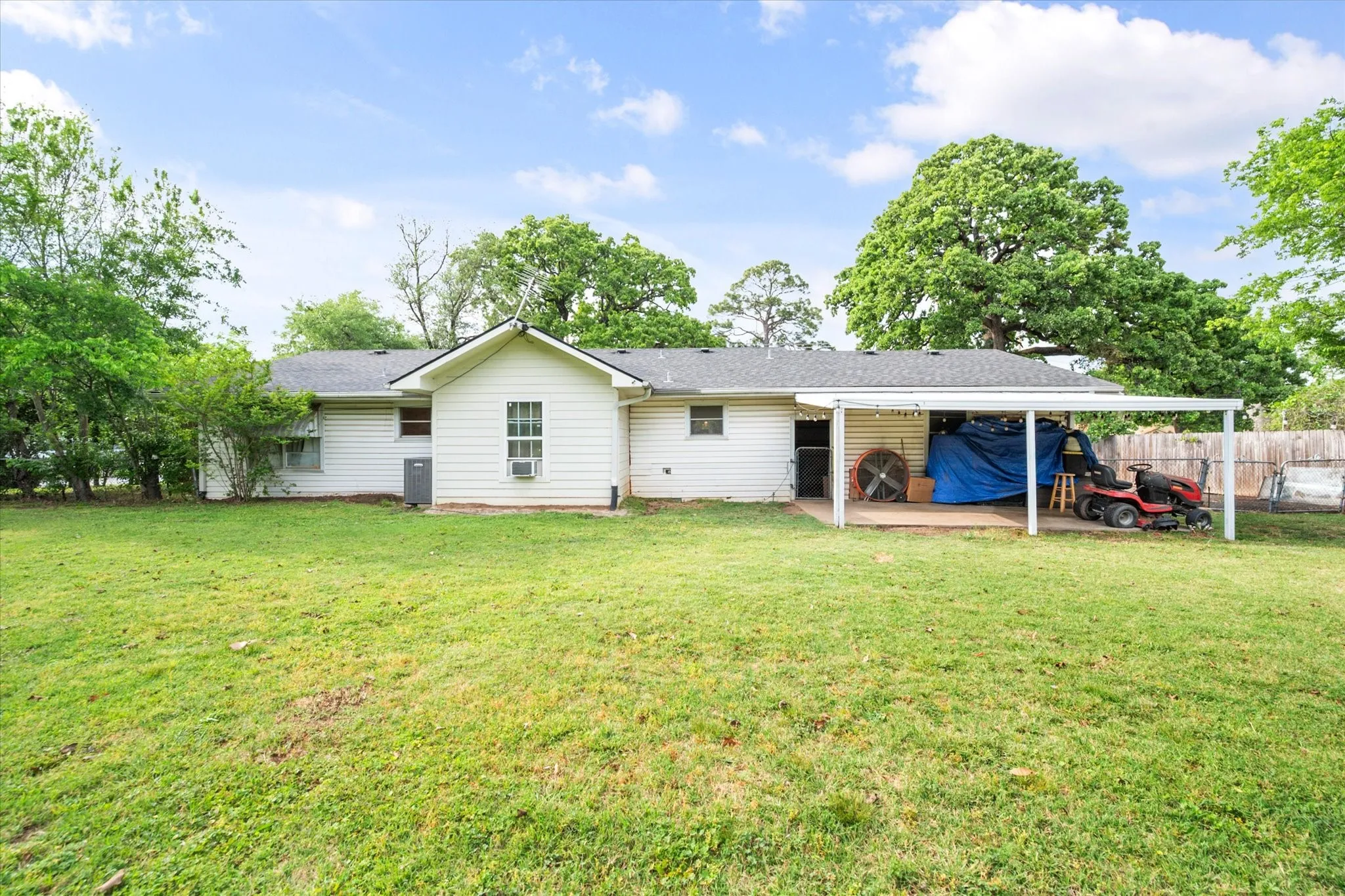 Single Family Residence For Sale in Navarro County , 201 Hardy Avenue, Corsicana, Texas 75110, 3 Bedroom, 2 Bathroom, 2 Garage spaces, 1,364 Sqft, built in 1970, mls#21365035, Real Estate Agent in Corsicana, Homes For Sale in Navarro county, Homes For Sale in Corsicana, Realtor in Corsicana Texas, Real Estate Brokerage Independent Realty Texas, Luminita Cordes Realtor
