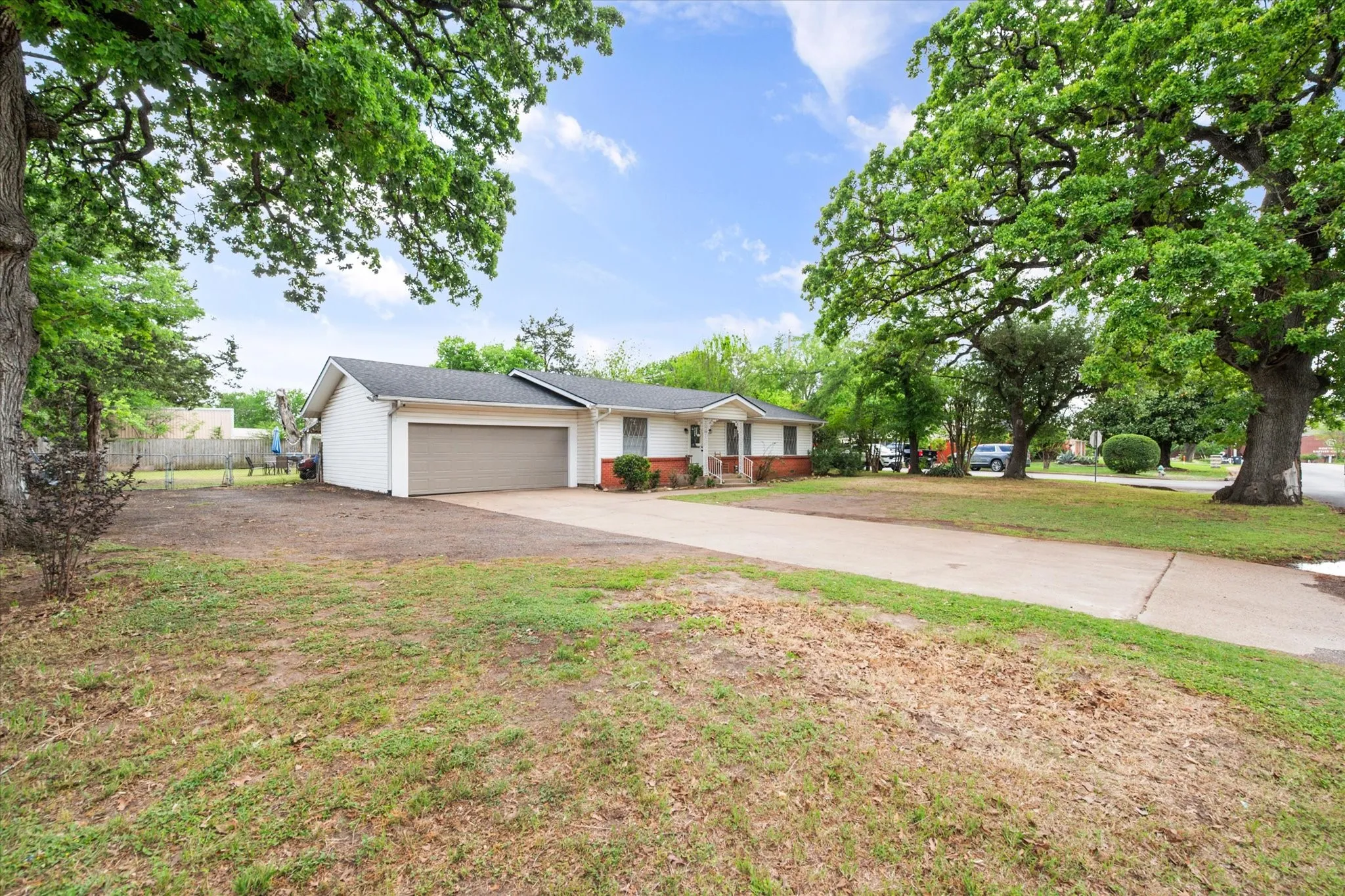 Single Family Residence For Sale in Navarro County , 201 Hardy Avenue, Corsicana, Texas 75110, 3 Bedroom, 2 Bathroom, 2 Garage spaces, 1,364 Sqft, built in 1970, mls#21365035, Real Estate Agent in Corsicana, Homes For Sale in Navarro county, Homes For Sale in Corsicana, Realtor in Corsicana Texas, Real Estate Brokerage Independent Realty Texas, Luminita Cordes Realtor