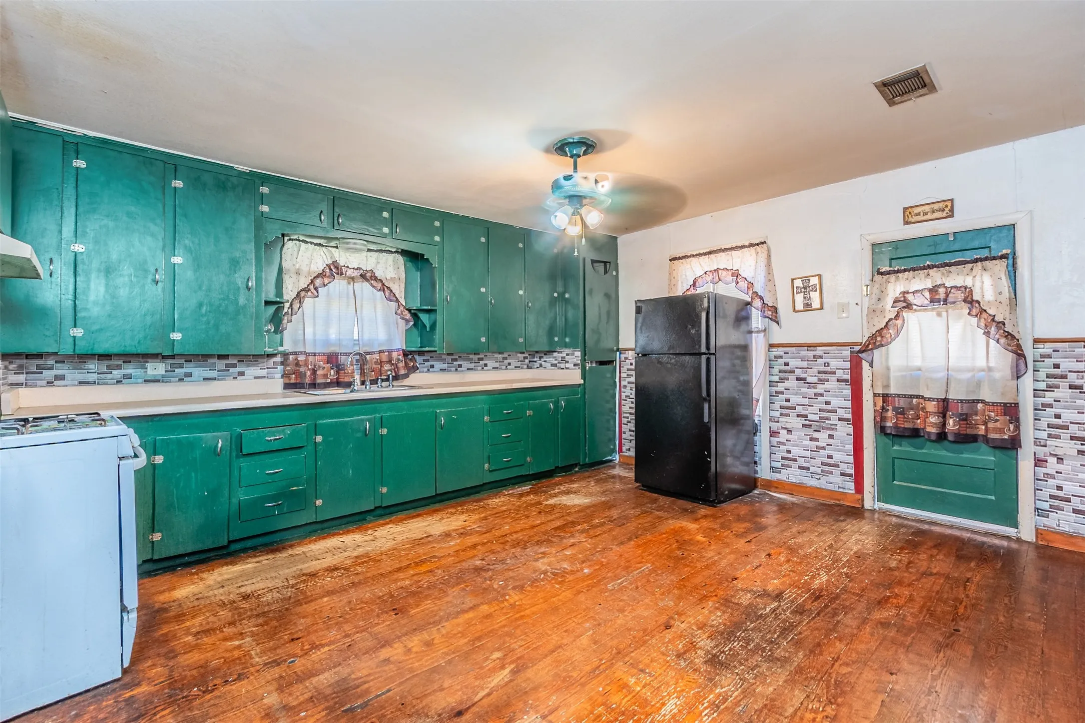 Single Family Residence For Sale in Navarro County , 200 4th Street, Kerens, Texas 75144, 2 Bedroom, 1 Bathroom, 2 Garage spaces, 1,092 Sqft, built in 1940, Price $85,000, mls#21365047, Real Estate Agent in Kerens, Homes For Sale in Navarro county, Homes For Sale in Kerens, Realtor in Kerens Texas, Real Estate Brokerage Independent Realty Texas, Luminita Cordes Realtor