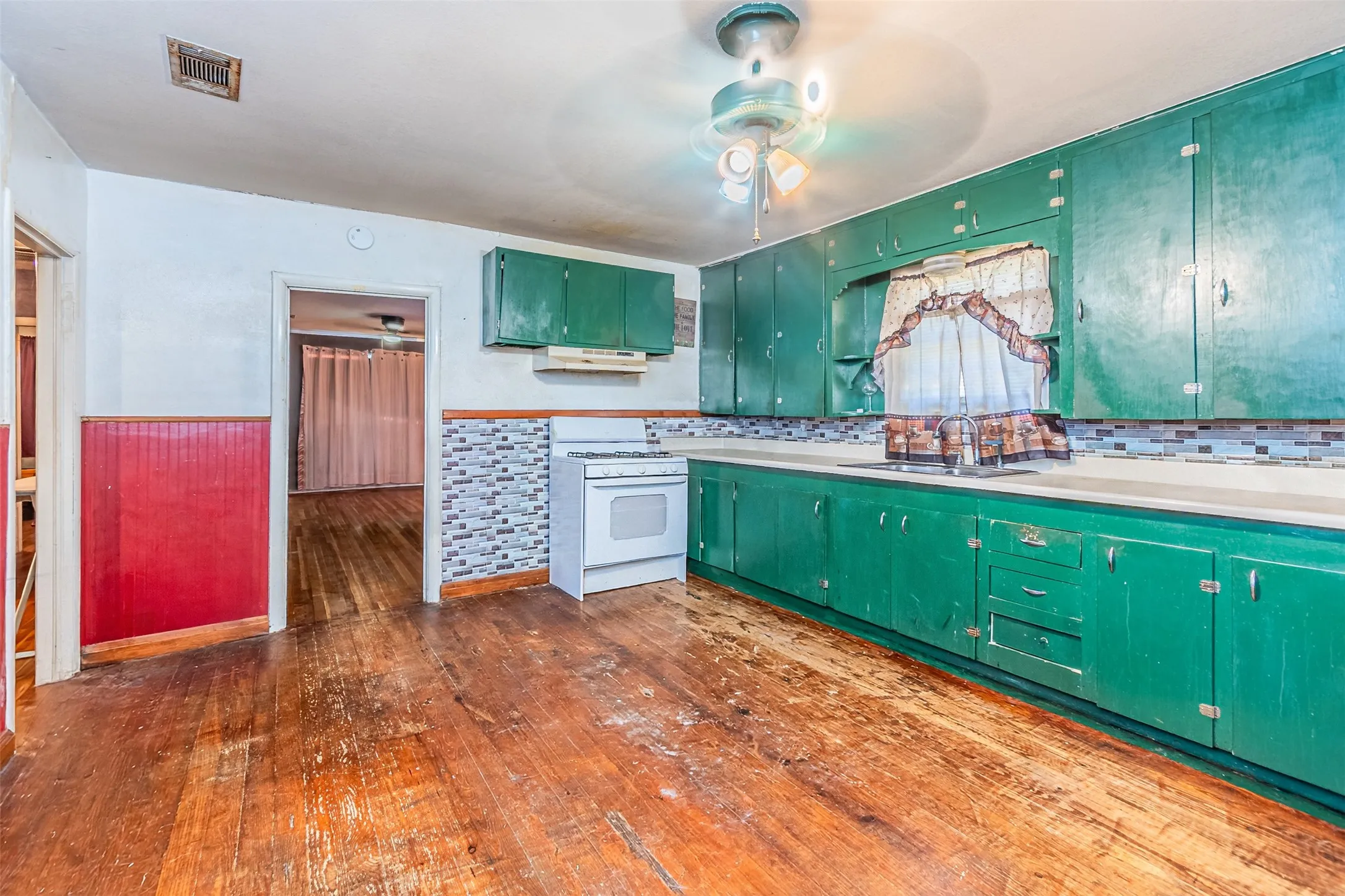Single Family Residence For Sale in Navarro County , 200 4th Street, Kerens, Texas 75144, 2 Bedroom, 1 Bathroom, 2 Garage spaces, 1,092 Sqft, built in 1940, Price $85,000, mls#21365047, Real Estate Agent in Kerens, Homes For Sale in Navarro county, Homes For Sale in Kerens, Realtor in Kerens Texas, Real Estate Brokerage Independent Realty Texas, Luminita Cordes Realtor