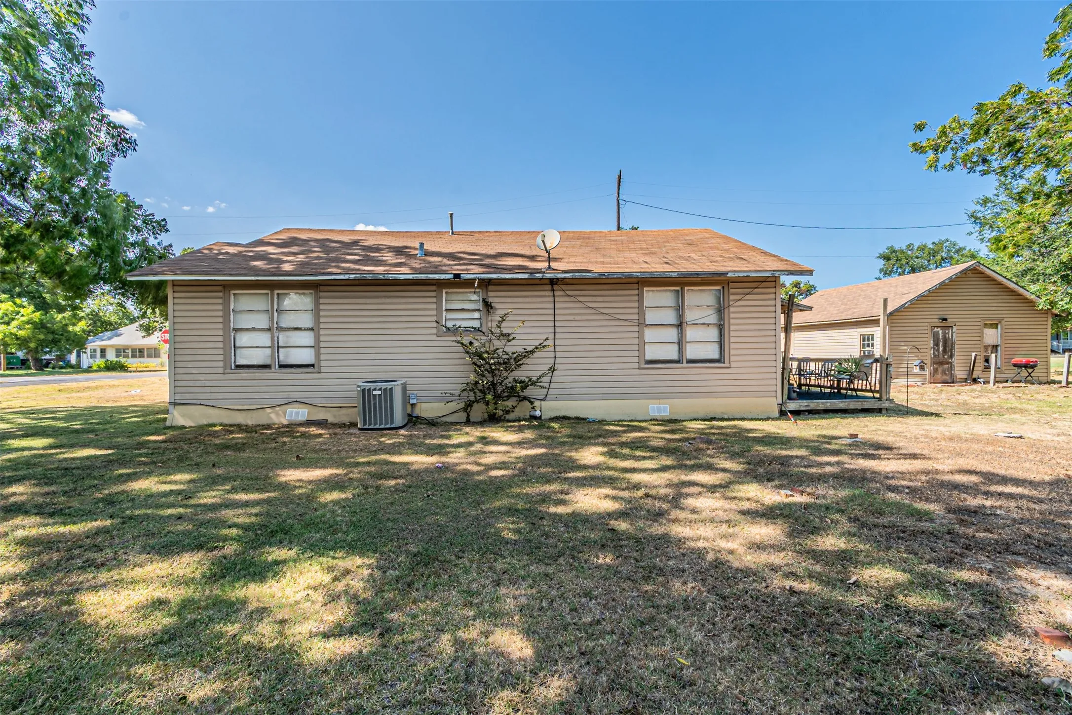 Single Family Residence For Sale in Navarro County , 200 4th Street, Kerens, Texas 75144, 2 Bedroom, 1 Bathroom, 2 Garage spaces, 1,092 Sqft, built in 1940, Price $85,000, mls#21365047, Real Estate Agent in Kerens, Homes For Sale in Navarro county, Homes For Sale in Kerens, Realtor in Kerens Texas, Real Estate Brokerage Independent Realty Texas, Luminita Cordes Realtor