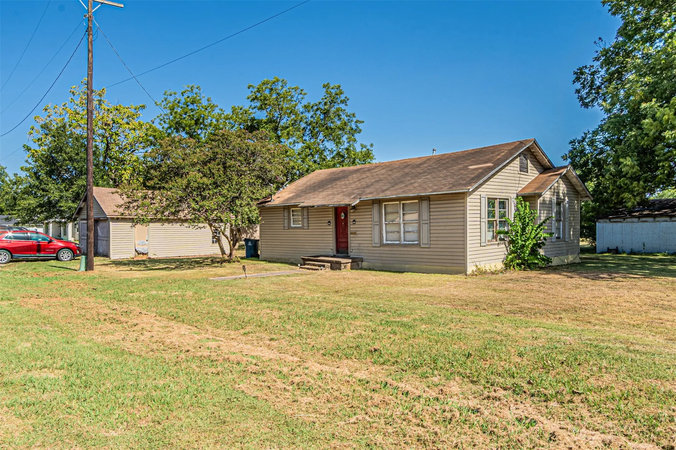 Single Family Residence For Sale in Navarro County , 200 4th Street, Kerens, Texas 75144, 2 Bedroom, 1 Bathroom, 2 Garage spaces, 1,092 Sqft, built in 1940, Price $85,000, mls#21365047, Real Estate Agent in Kerens, Homes For Sale in Navarro county, Homes For Sale in Kerens, Realtor in Kerens Texas, Real Estate Brokerage Independent Realty Texas, Luminita Cordes Realtor