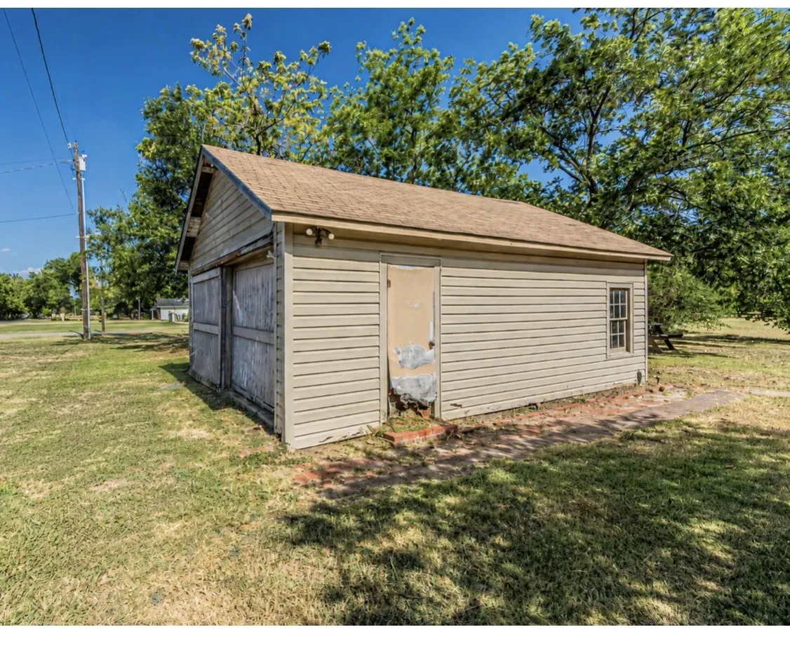 Detached Garage