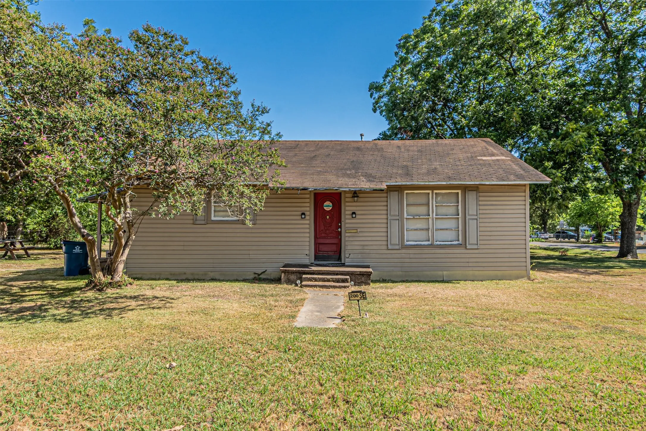 Single Family Residence For Sale in Navarro County , 200 4th Street, Kerens, Texas 75144, 2 Bedroom, 1 Bathroom, 2 Garage spaces, 1,092 Sqft, built in 1940, Price $85,000, mls#21365047, Real Estate Agent in Kerens, Homes For Sale in Navarro county, Homes For Sale in Kerens, Realtor in Kerens Texas, Real Estate Brokerage Independent Realty Texas, Luminita Cordes Realtor