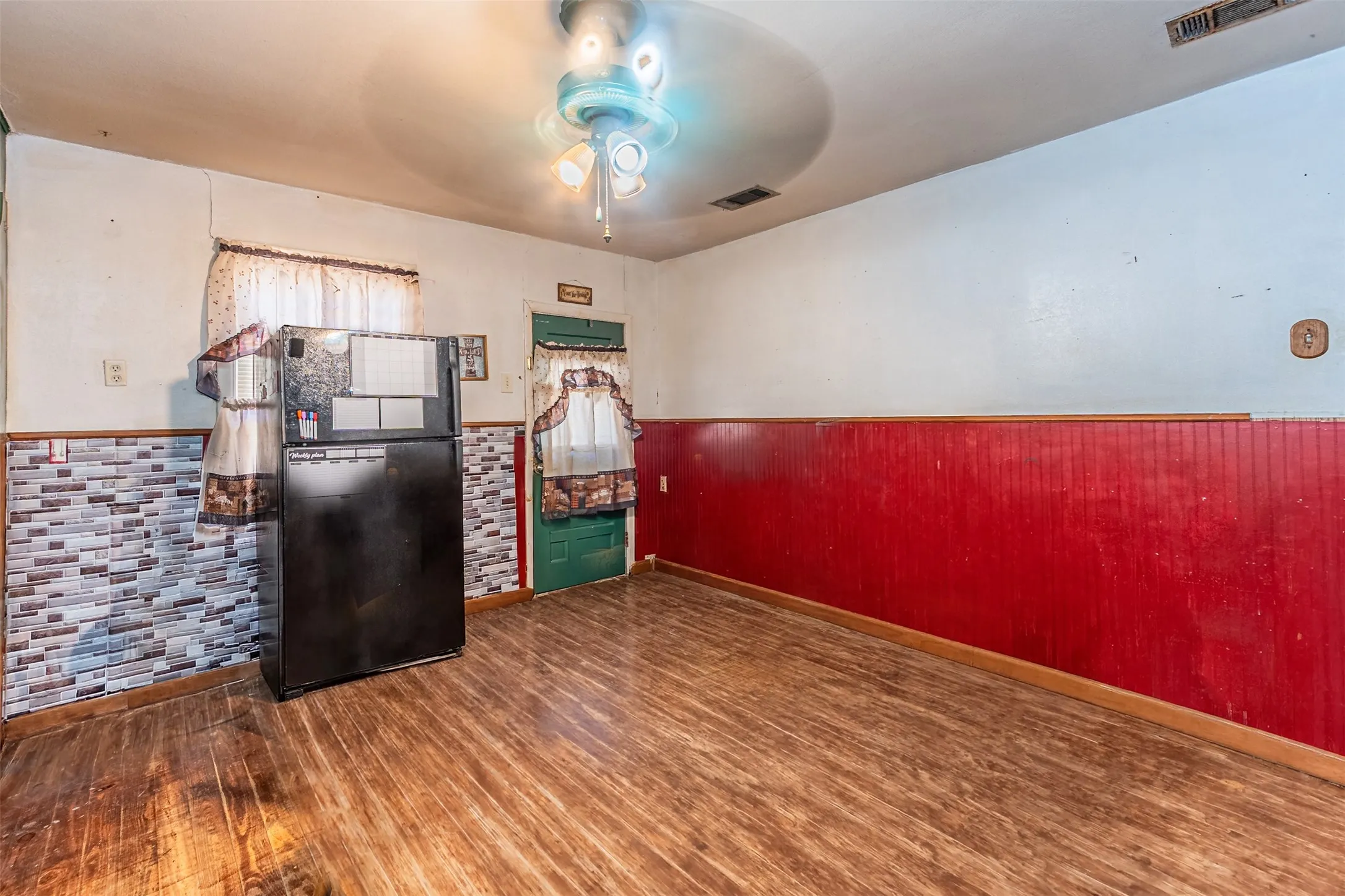 Single Family Residence For Sale in Navarro County , 200 4th Street, Kerens, Texas 75144, 2 Bedroom, 1 Bathroom, 2 Garage spaces, 1,092 Sqft, built in 1940, Price $85,000, mls#21365047, Real Estate Agent in Kerens, Homes For Sale in Navarro county, Homes For Sale in Kerens, Realtor in Kerens Texas, Real Estate Brokerage Independent Realty Texas, Luminita Cordes Realtor