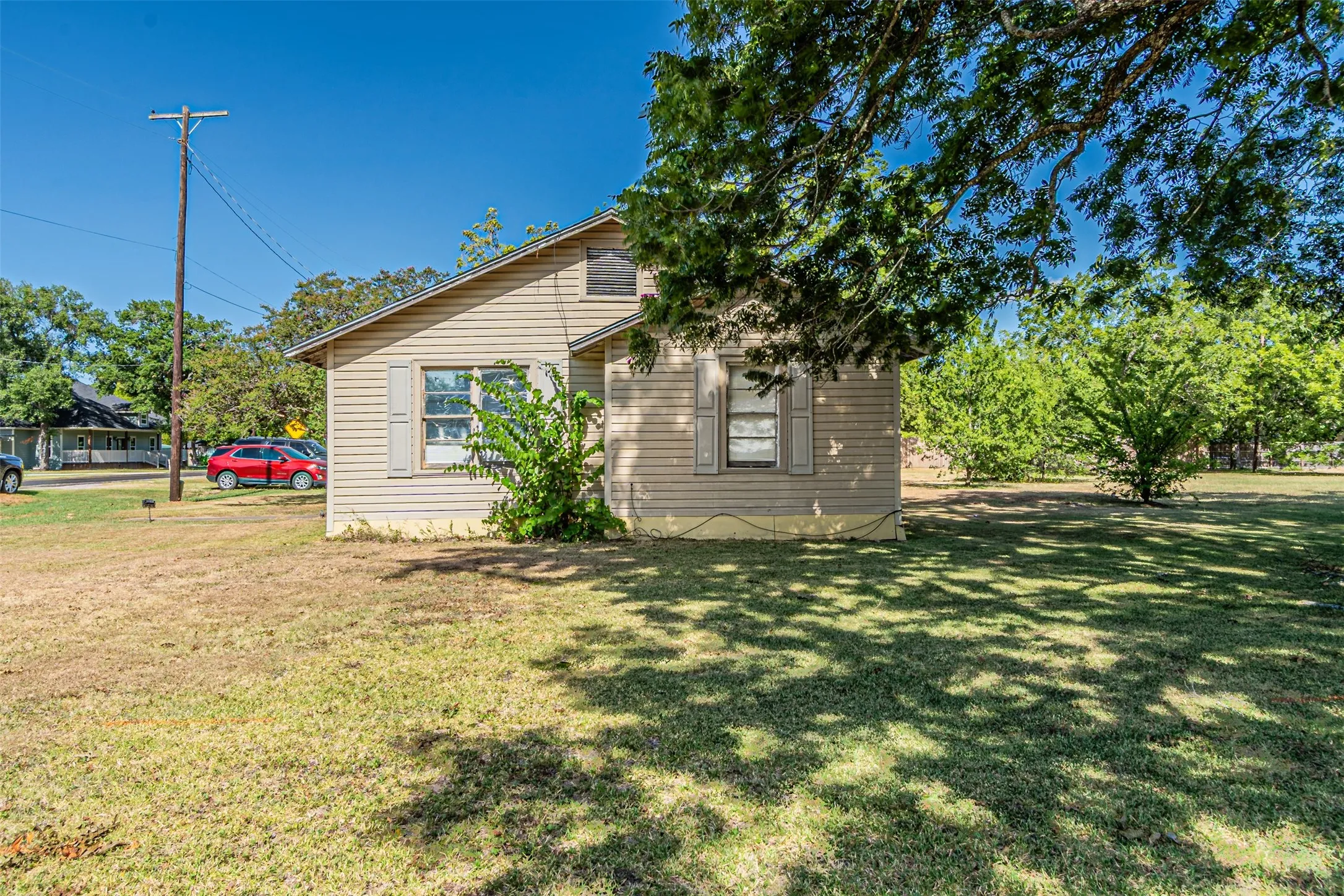 Single Family Residence For Sale in Navarro County , 200 4th Street, Kerens, Texas 75144, 2 Bedroom, 1 Bathroom, 2 Garage spaces, 1,092 Sqft, built in 1940, Price $85,000, mls#21365047, Real Estate Agent in Kerens, Homes For Sale in Navarro county, Homes For Sale in Kerens, Realtor in Kerens Texas, Real Estate Brokerage Independent Realty Texas, Luminita Cordes Realtor