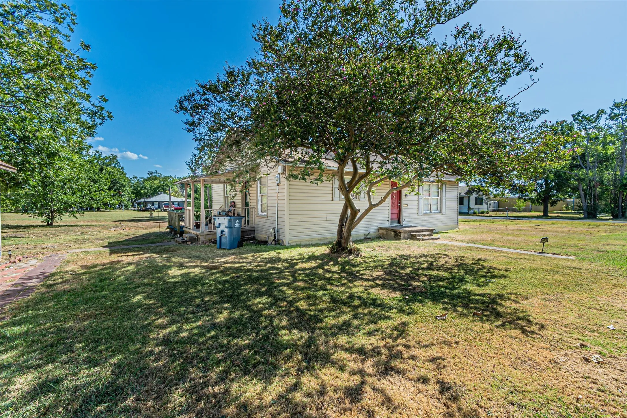 Single Family Residence For Sale in Navarro County , 200 4th Street, Kerens, Texas 75144, 2 Bedroom, 1 Bathroom, 2 Garage spaces, 1,092 Sqft, built in 1940, Price $85,000, mls#21365047, Real Estate Agent in Kerens, Homes For Sale in Navarro county, Homes For Sale in Kerens, Realtor in Kerens Texas, Real Estate Brokerage Independent Realty Texas, Luminita Cordes Realtor