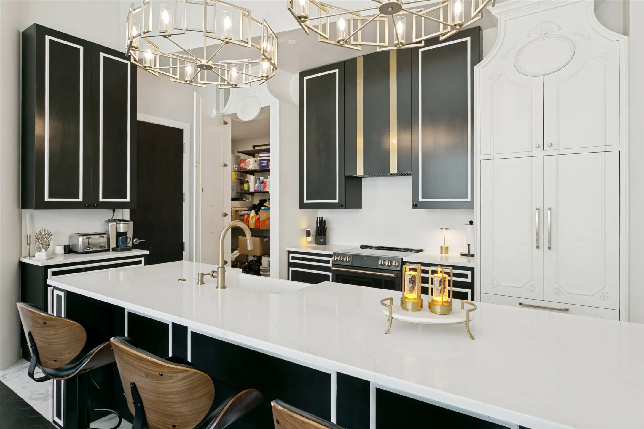 Condominium For Sale in Tarrant County , 2600 W 7th Street 1715, Fort Worth, Texas 76107, 2 Bedroom, 3 Bathroom, 2 Garage spaces, 1,976 Sqft, built in 1928, mls#21352761, Real Estate Agent in Fort Worth, Homes For Sale in Tarrant county, Homes For Sale in Fort Worth, Realtor in Fort Worth Texas, Real Estate Brokerage Independent Realty Texas, Luminita Cordes Realtor