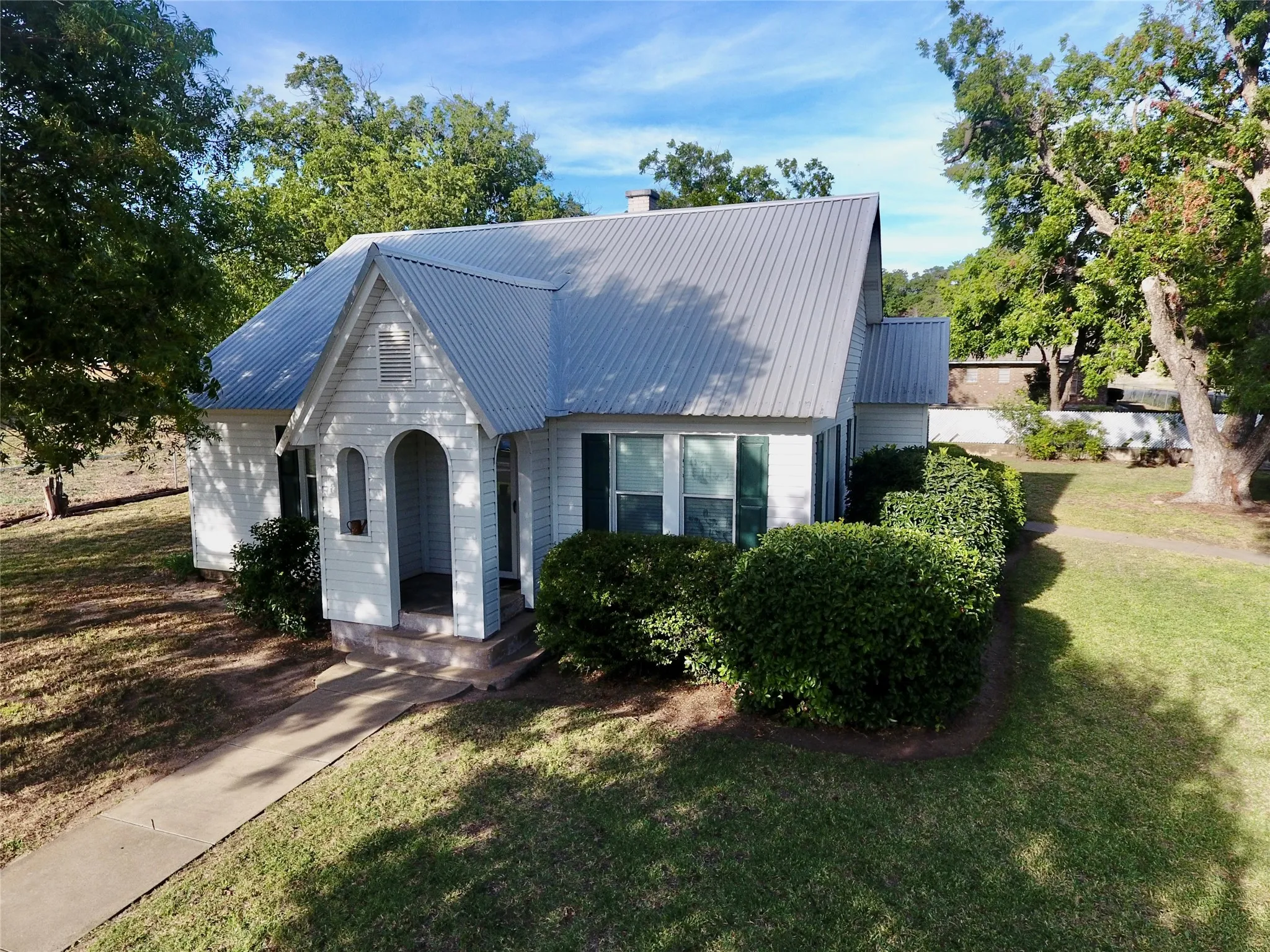 Single Family Residence For Sale in Mills County , 1108 N Reilley Street, Goldthwaite, Texas 76844, 3 Bedroom, 2 Bathroom, 1 Garage spaces, 1,391 Sqft, built in 1938, mls#21364719, Real Estate Agent in Goldthwaite, Homes For Sale in Mills county, Homes For Sale in Goldthwaite, Realtor in Goldthwaite Texas, Real Estate Brokerage Independent Realty Texas, Luminita Cordes Realtor