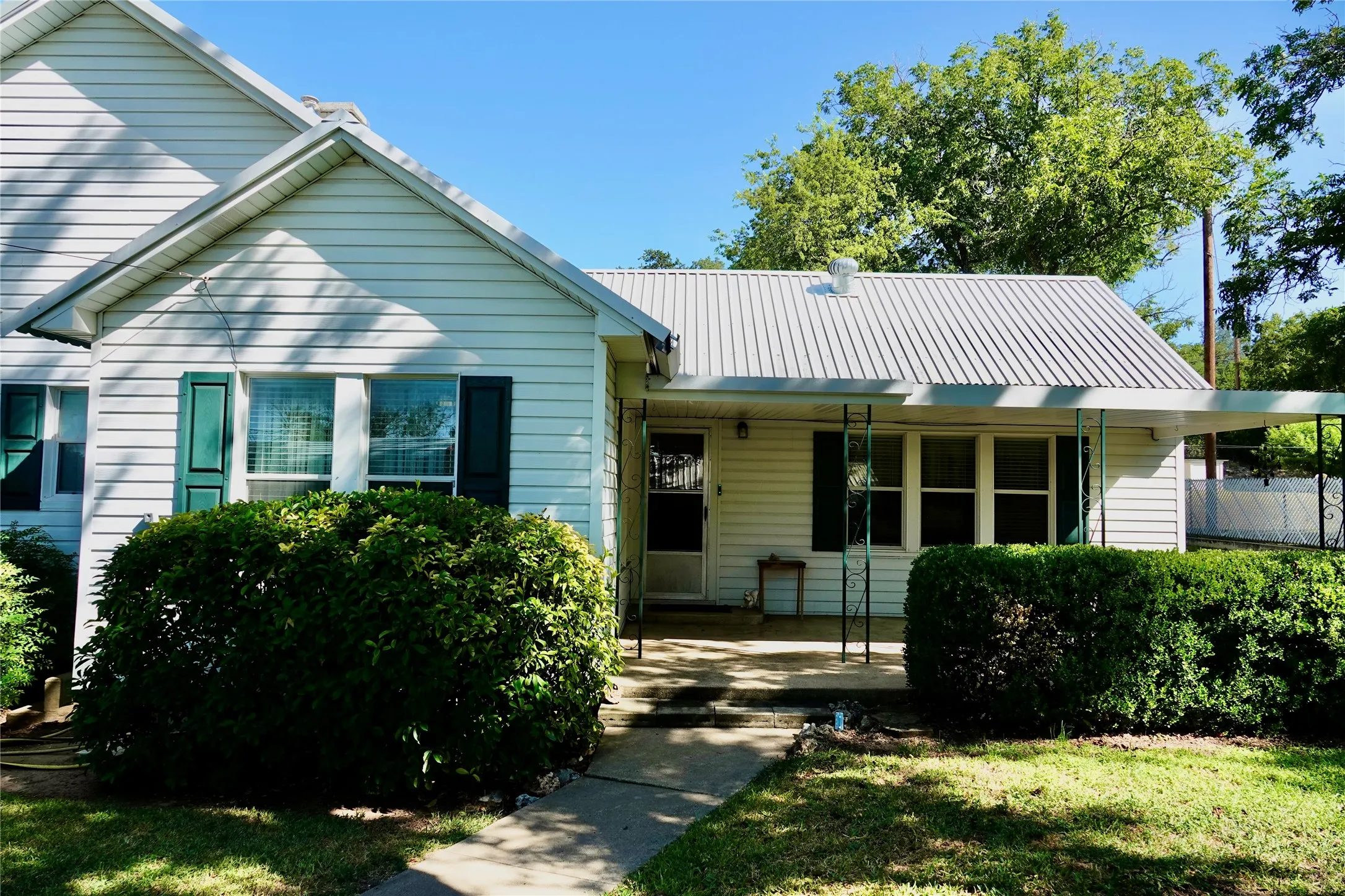 Single Family Residence For Sale in Mills County , 1108 N Reilley Street, Goldthwaite, Texas 76844, 3 Bedroom, 2 Bathroom, 1 Garage spaces, 1,391 Sqft, built in 1938, mls#21364719, Real Estate Agent in Goldthwaite, Homes For Sale in Mills county, Homes For Sale in Goldthwaite, Realtor in Goldthwaite Texas, Real Estate Brokerage Independent Realty Texas, Luminita Cordes Realtor