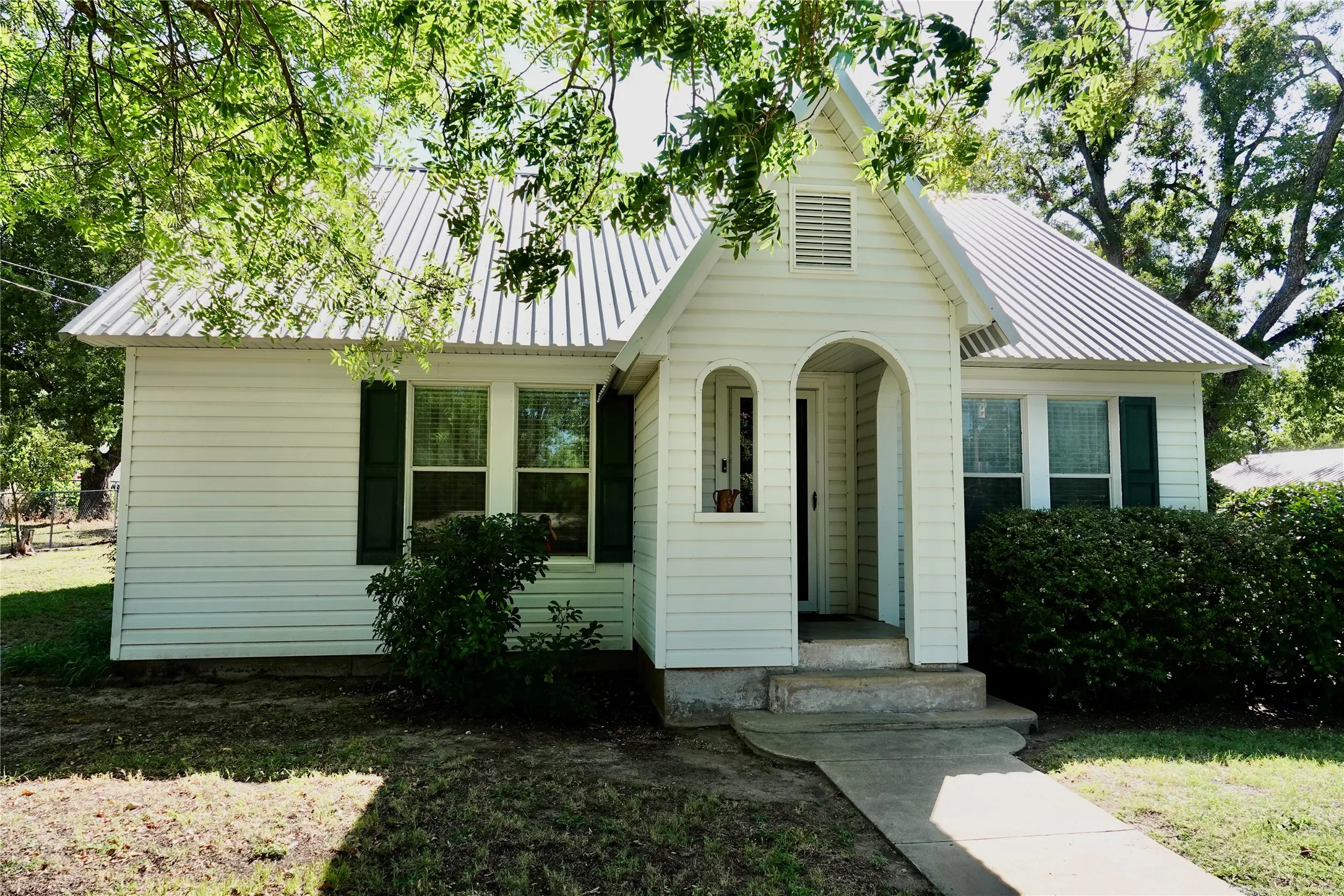 Single Family Residence For Sale in Mills County , 1108 N Reilley Street, Goldthwaite, Texas 76844, 3 Bedroom, 2 Bathroom, 1 Garage spaces, 1,391 Sqft, built in 1938, mls#21364719, Real Estate Agent in Goldthwaite, Homes For Sale in Mills county, Homes For Sale in Goldthwaite, Realtor in Goldthwaite Texas, Real Estate Brokerage Independent Realty Texas, Luminita Cordes Realtor
