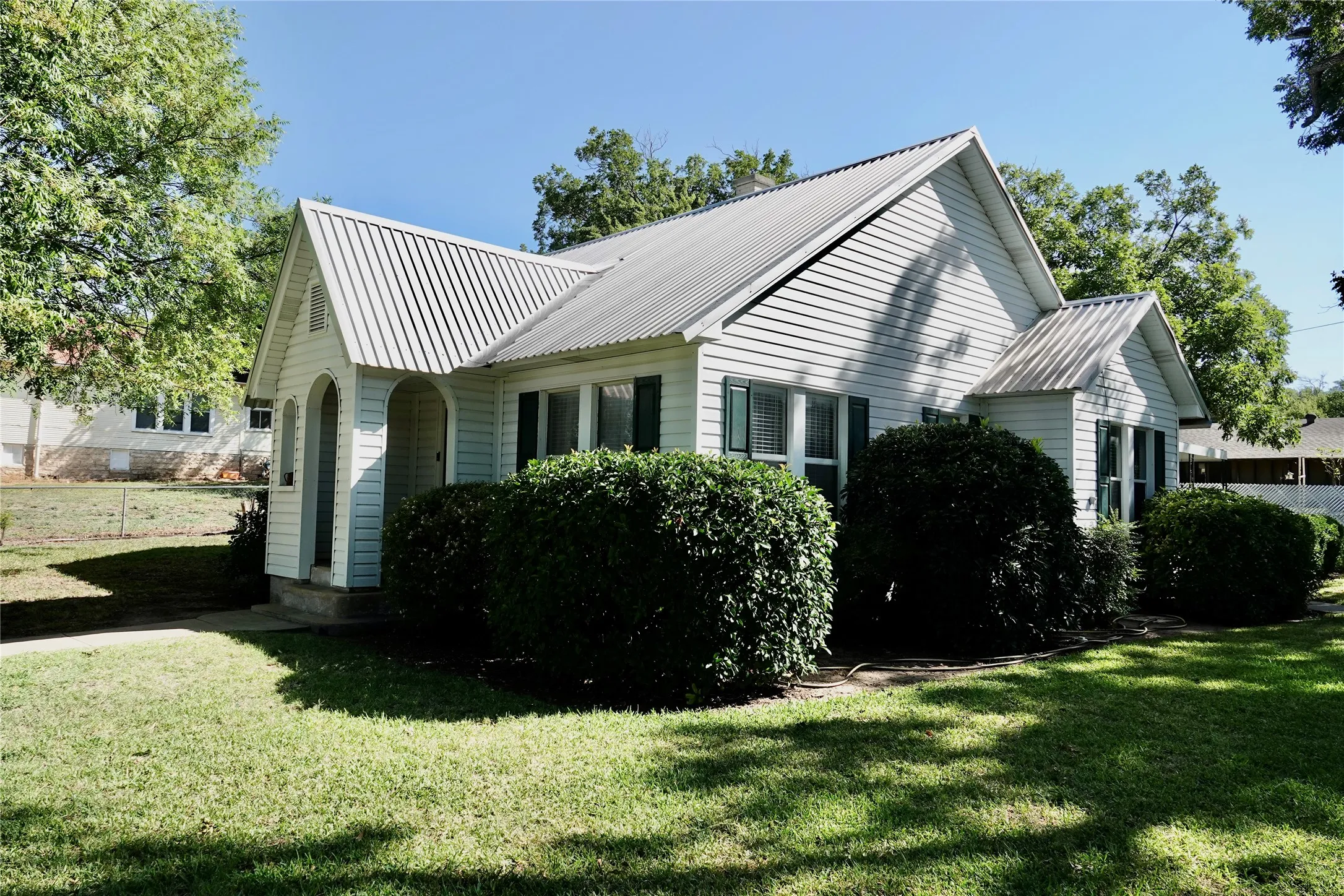 Single Family Residence For Sale in Mills County , 1108 N Reilley Street, Goldthwaite, Texas 76844, 3 Bedroom, 2 Bathroom, 1 Garage spaces, 1,391 Sqft, built in 1938, mls#21364719, Real Estate Agent in Goldthwaite, Homes For Sale in Mills county, Homes For Sale in Goldthwaite, Realtor in Goldthwaite Texas, Real Estate Brokerage Independent Realty Texas, Luminita Cordes Realtor