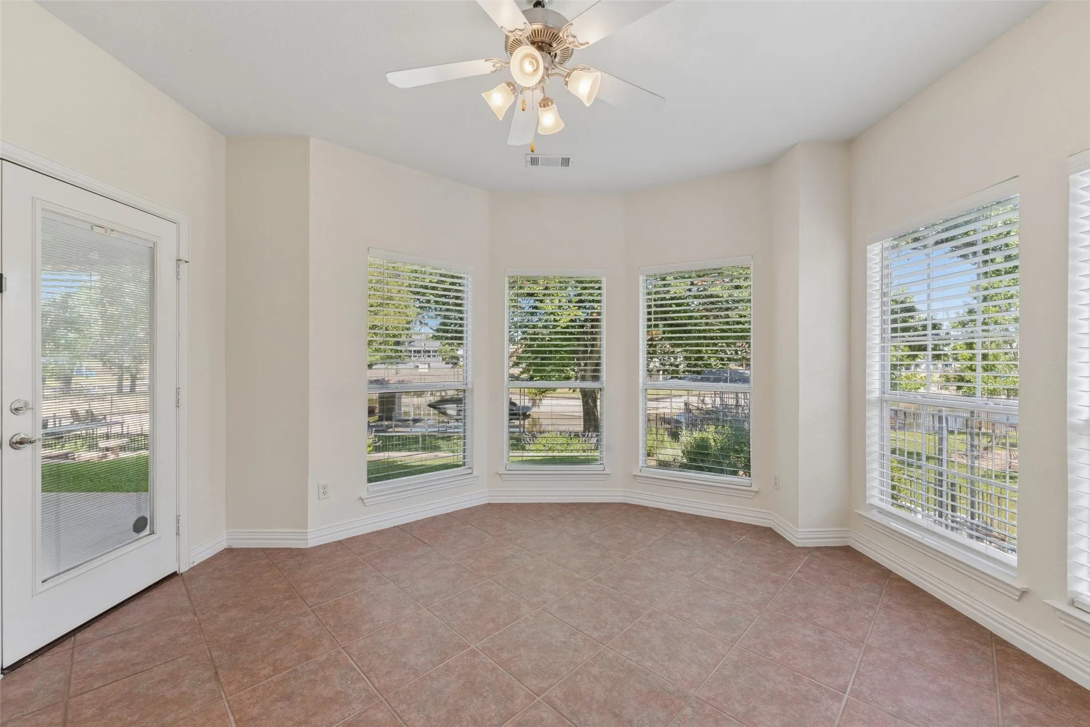 Single Family Residence For Sale in Tarrant County , 1825 Spinnaker Lane, Azle, Texas 76020, 4 Bedroom, 4 Bathroom, 3 Garage spaces, 3,751 Sqft, built in 2005, mls#21361791, Real Estate Agent in Azle, Homes For Sale in Tarrant county, Homes For Sale in Azle, Realtor in Azle Texas, Real Estate Brokerage Independent Realty Texas, Luminita Cordes Realtor