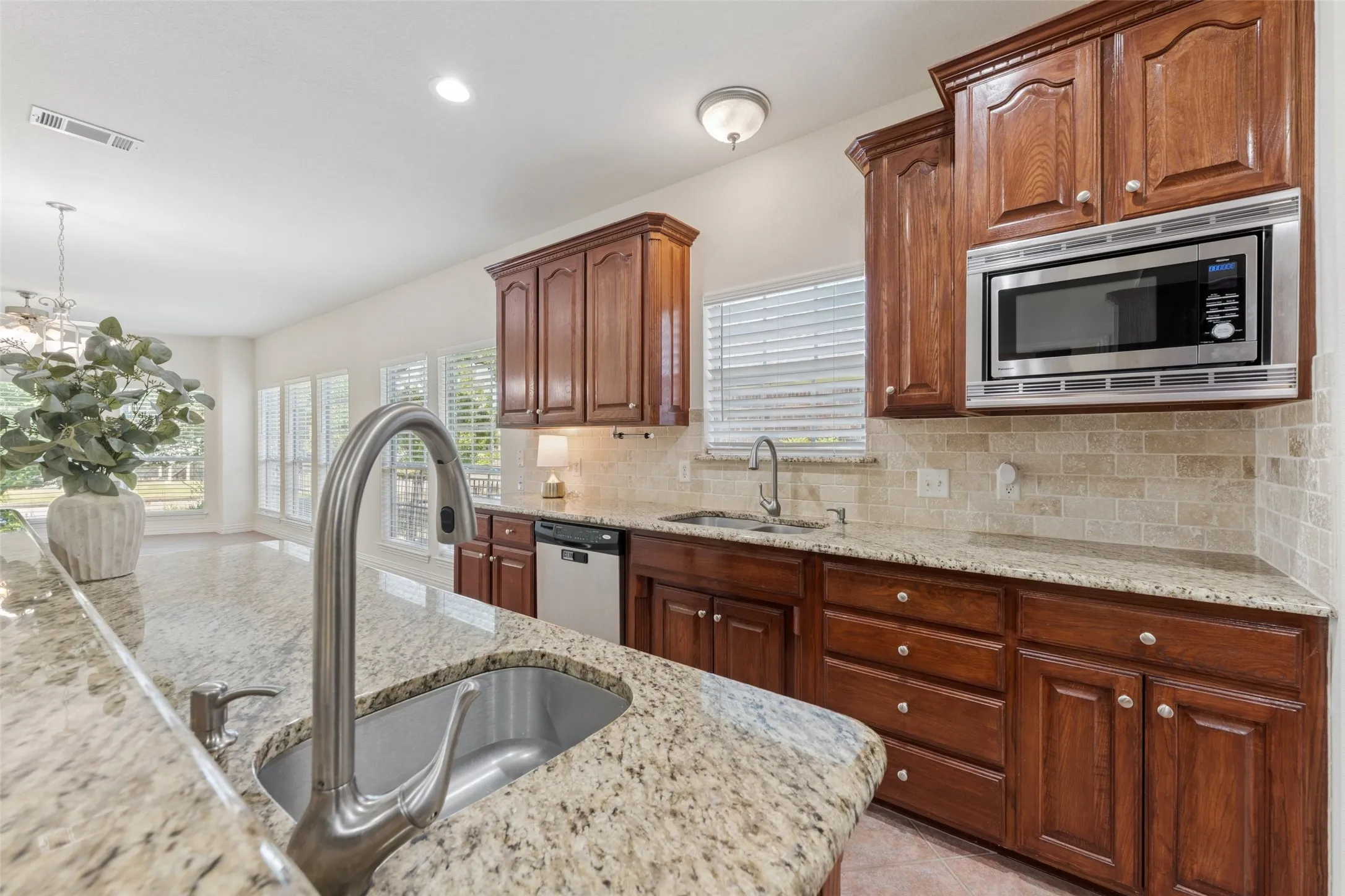 Single Family Residence For Sale in Tarrant County , 1825 Spinnaker Lane, Azle, Texas 76020, 4 Bedroom, 4 Bathroom, 3 Garage spaces, 3,751 Sqft, built in 2005, mls#21361791, Real Estate Agent in Azle, Homes For Sale in Tarrant county, Homes For Sale in Azle, Realtor in Azle Texas, Real Estate Brokerage Independent Realty Texas, Luminita Cordes Realtor