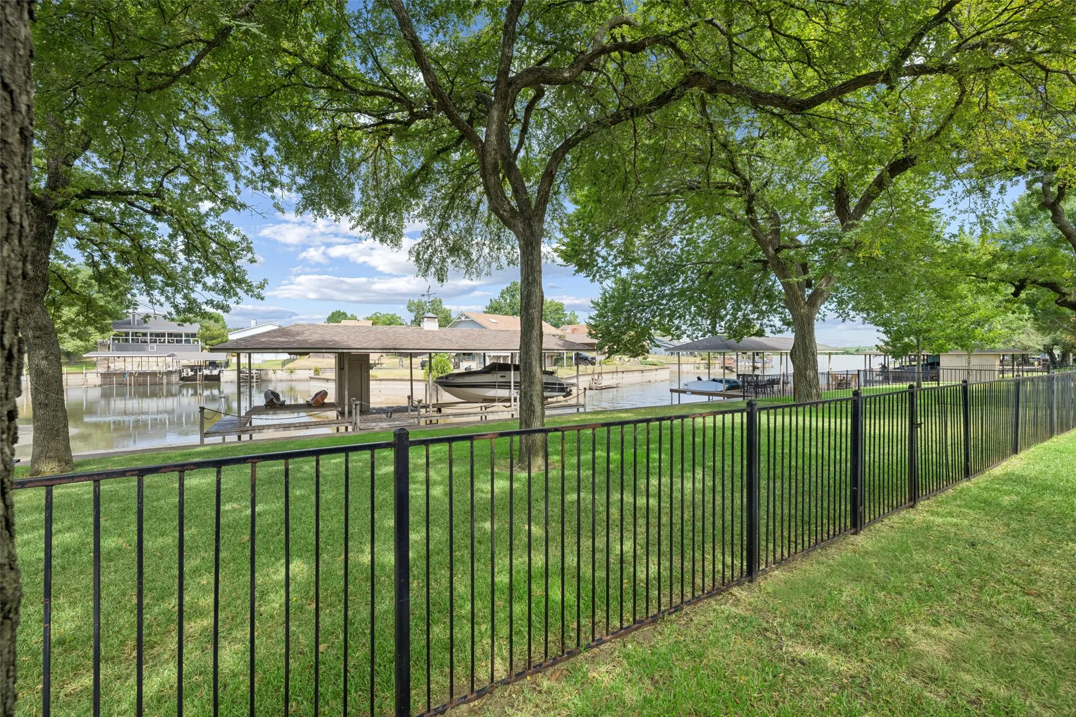 Single Family Residence For Sale in Tarrant County , 1825 Spinnaker Lane, Azle, Texas 76020, 4 Bedroom, 4 Bathroom, 3 Garage spaces, 3,751 Sqft, built in 2005, mls#21361791, Real Estate Agent in Azle, Homes For Sale in Tarrant county, Homes For Sale in Azle, Realtor in Azle Texas, Real Estate Brokerage Independent Realty Texas, Luminita Cordes Realtor