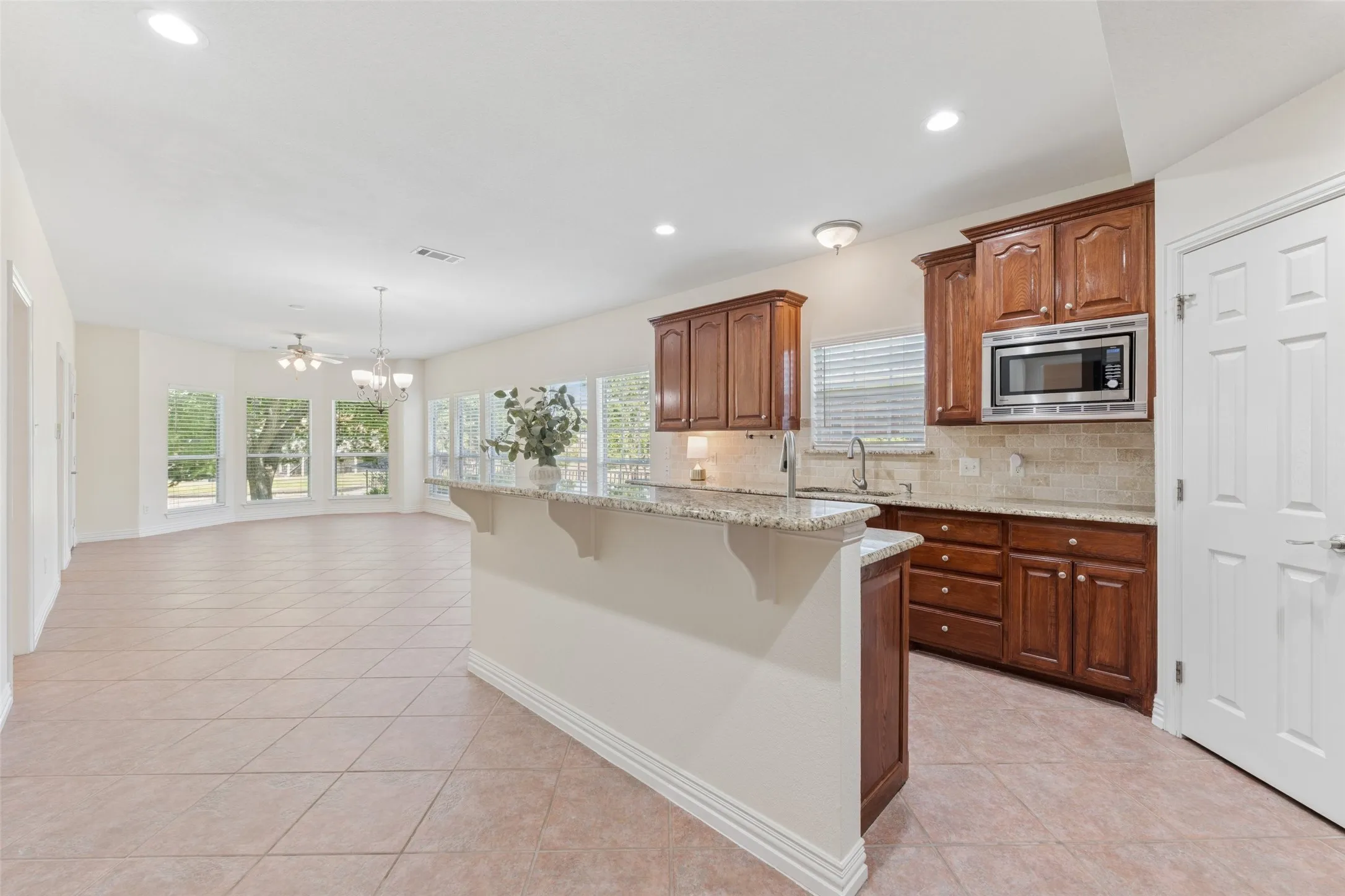 Single Family Residence For Sale in Tarrant County , 1825 Spinnaker Lane, Azle, Texas 76020, 4 Bedroom, 4 Bathroom, 3 Garage spaces, 3,751 Sqft, built in 2005, mls#21361791, Real Estate Agent in Azle, Homes For Sale in Tarrant county, Homes For Sale in Azle, Realtor in Azle Texas, Real Estate Brokerage Independent Realty Texas, Luminita Cordes Realtor