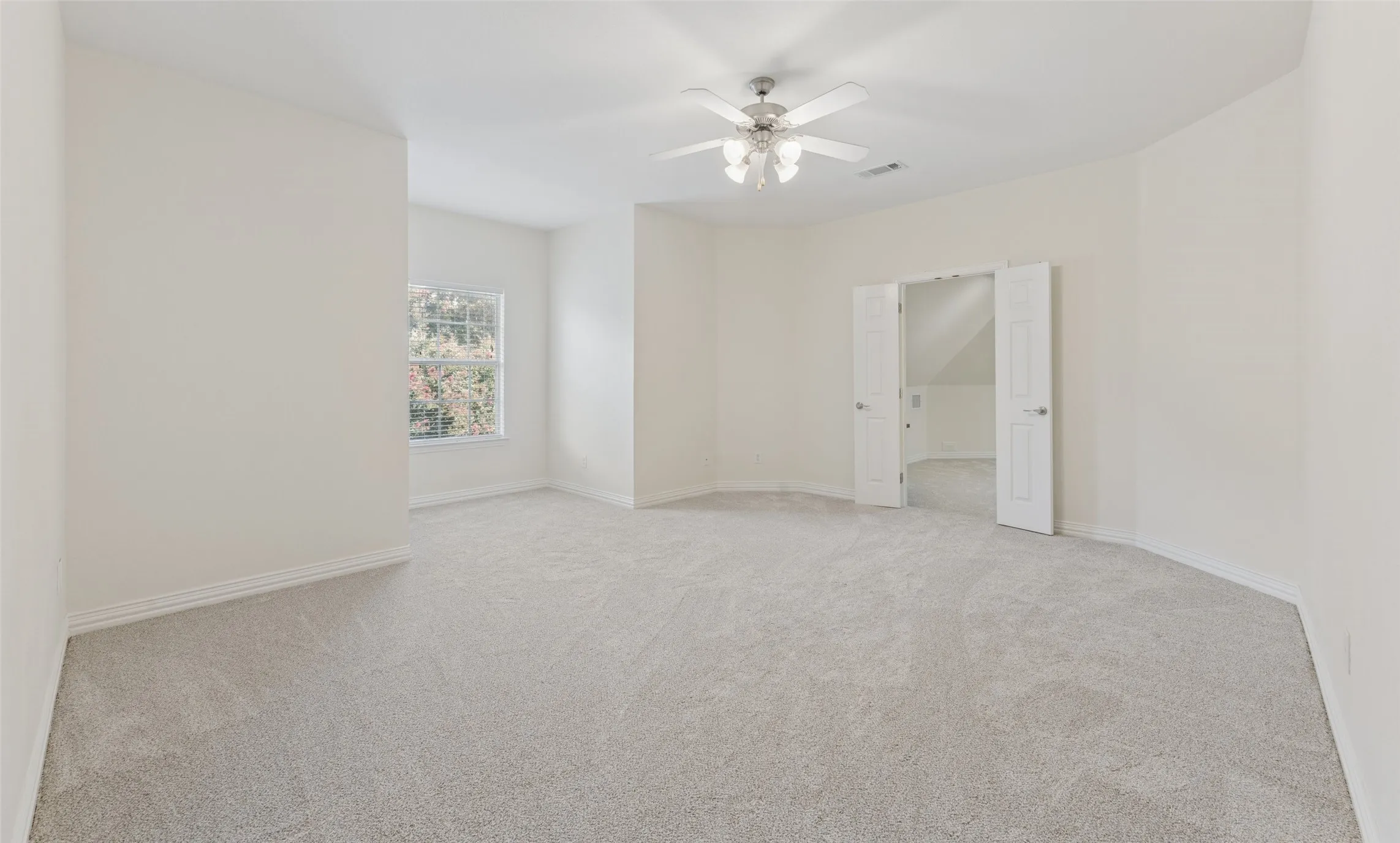 Single Family Residence For Sale in Tarrant County , 1825 Spinnaker Lane, Azle, Texas 76020, 4 Bedroom, 4 Bathroom, 3 Garage spaces, 3,751 Sqft, built in 2005, mls#21361791, Real Estate Agent in Azle, Homes For Sale in Tarrant county, Homes For Sale in Azle, Realtor in Azle Texas, Real Estate Brokerage Independent Realty Texas, Luminita Cordes Realtor