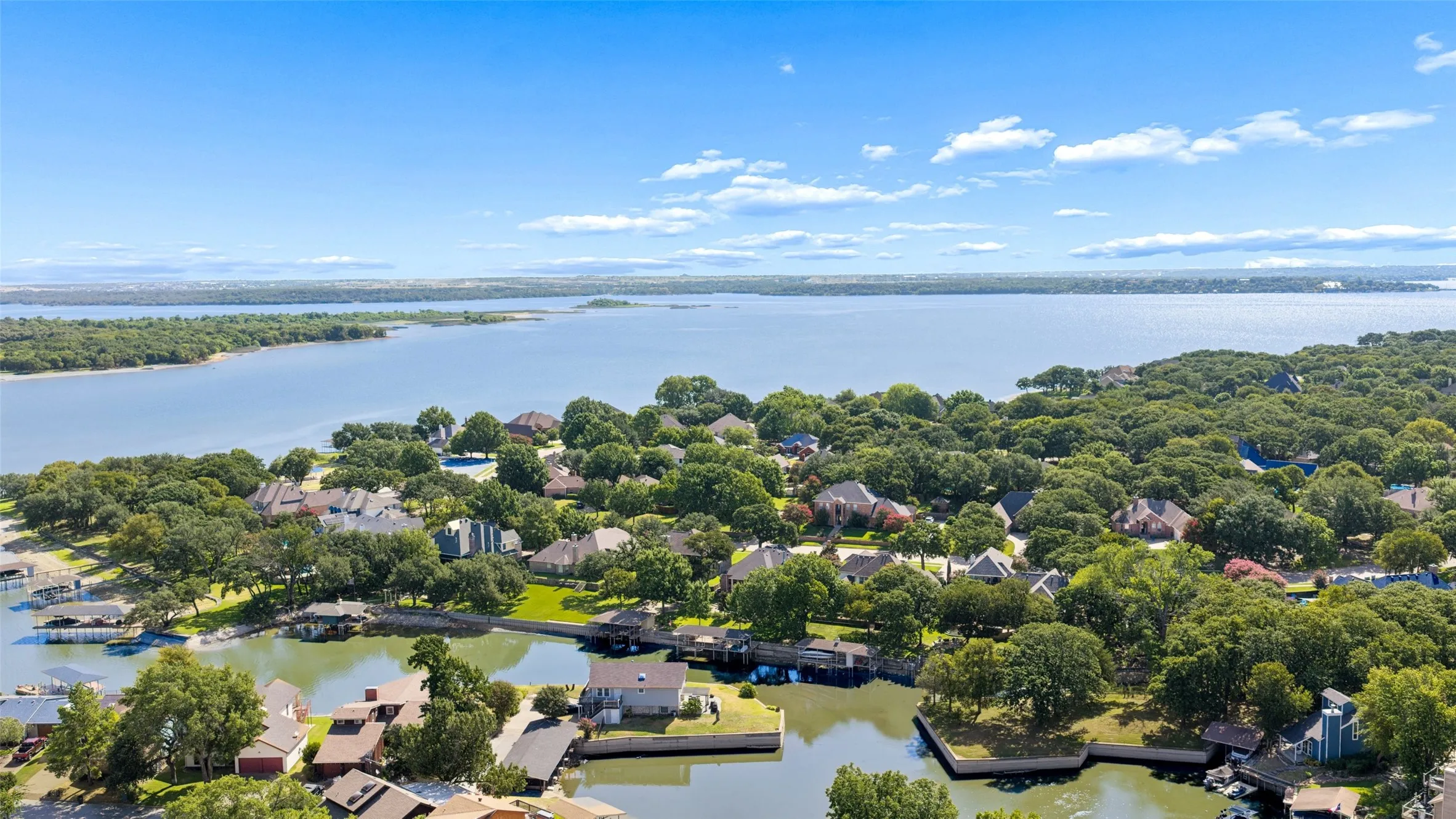 Single Family Residence For Sale in Tarrant County , 1825 Spinnaker Lane, Azle, Texas 76020, 4 Bedroom, 4 Bathroom, 3 Garage spaces, 3,751 Sqft, built in 2005, mls#21361791, Real Estate Agent in Azle, Homes For Sale in Tarrant county, Homes For Sale in Azle, Realtor in Azle Texas, Real Estate Brokerage Independent Realty Texas, Luminita Cordes Realtor