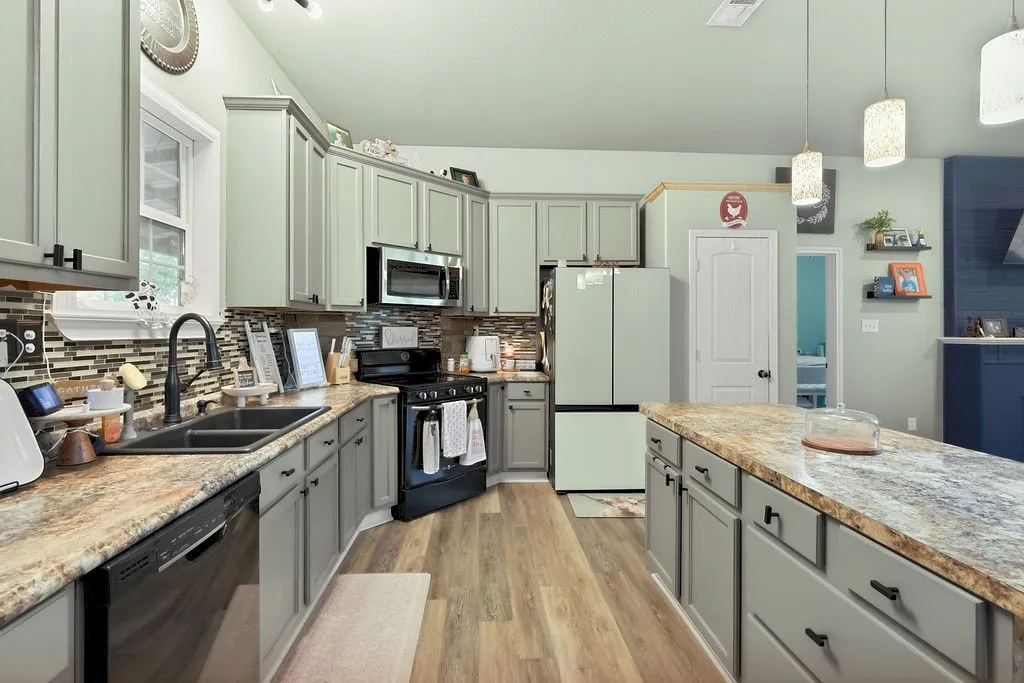 Single Family Residence For Sale in Upshur County , 339 H Williams Road, Gilmer, Texas 75645, 4 Bedroom, 2 Bathroom, Garage spaces, 2,020 Sqft, built in 2013, mls#21343328, Real Estate Agent in Gilmer, Homes For Sale in Upshur county, Homes For Sale in Gilmer, Realtor in Gilmer Texas, Real Estate Brokerage Independent Realty Texas, Luminita Cordes Realtor