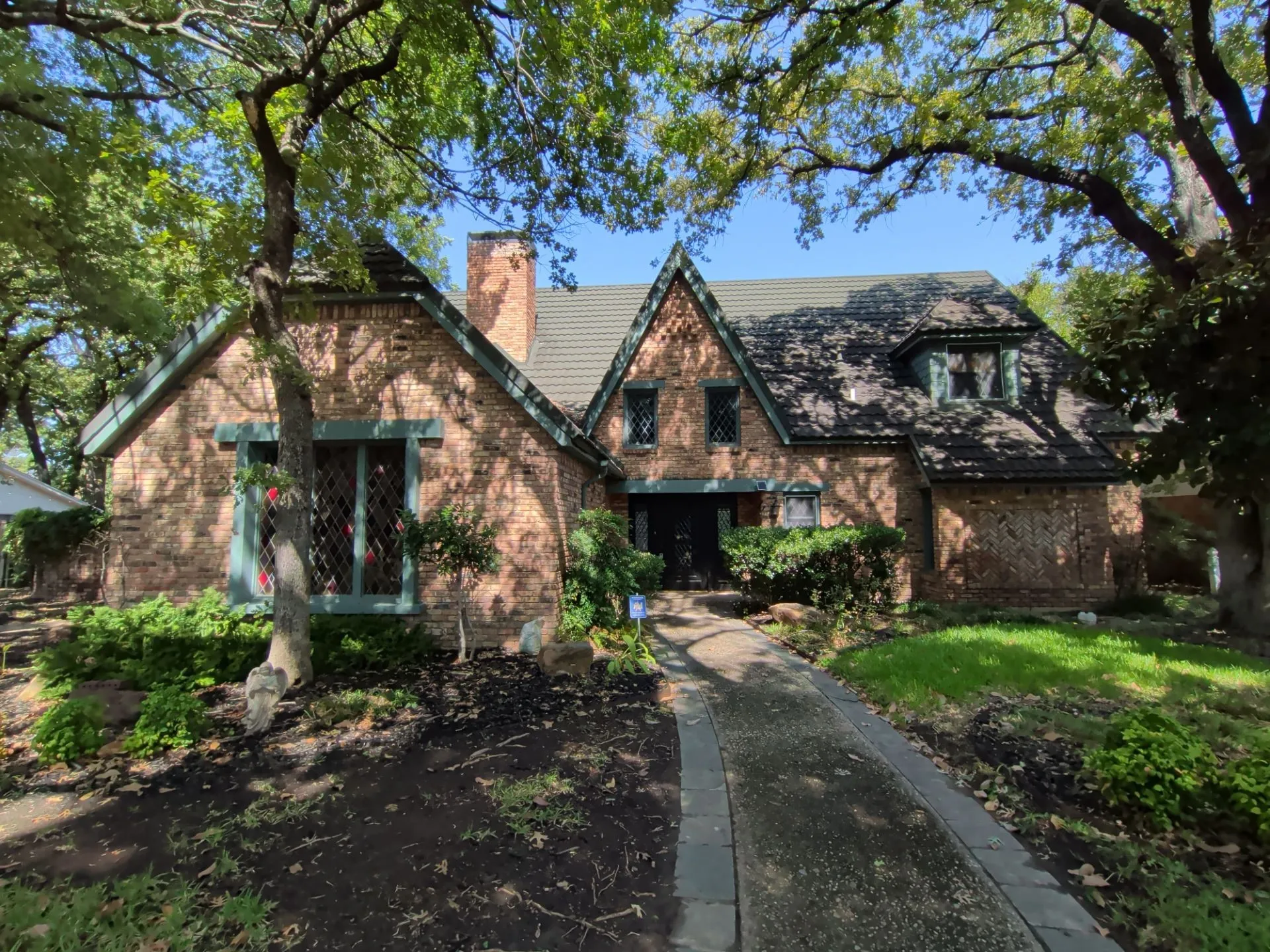 Single Family Residence For Sale in Tarrant County , 2311 Lakeside Drive, Arlington, Texas 76013, 5 Bedroom, 5 Bathroom, 2 Garage spaces, 4,318 Sqft, built in 1971, mls#21362000, Real Estate Agent in Arlington, Homes For Sale in Tarrant county, Homes For Sale in Arlington, Realtor in Arlington Texas, Real Estate Brokerage Independent Realty Texas, Luminita Cordes Realtor