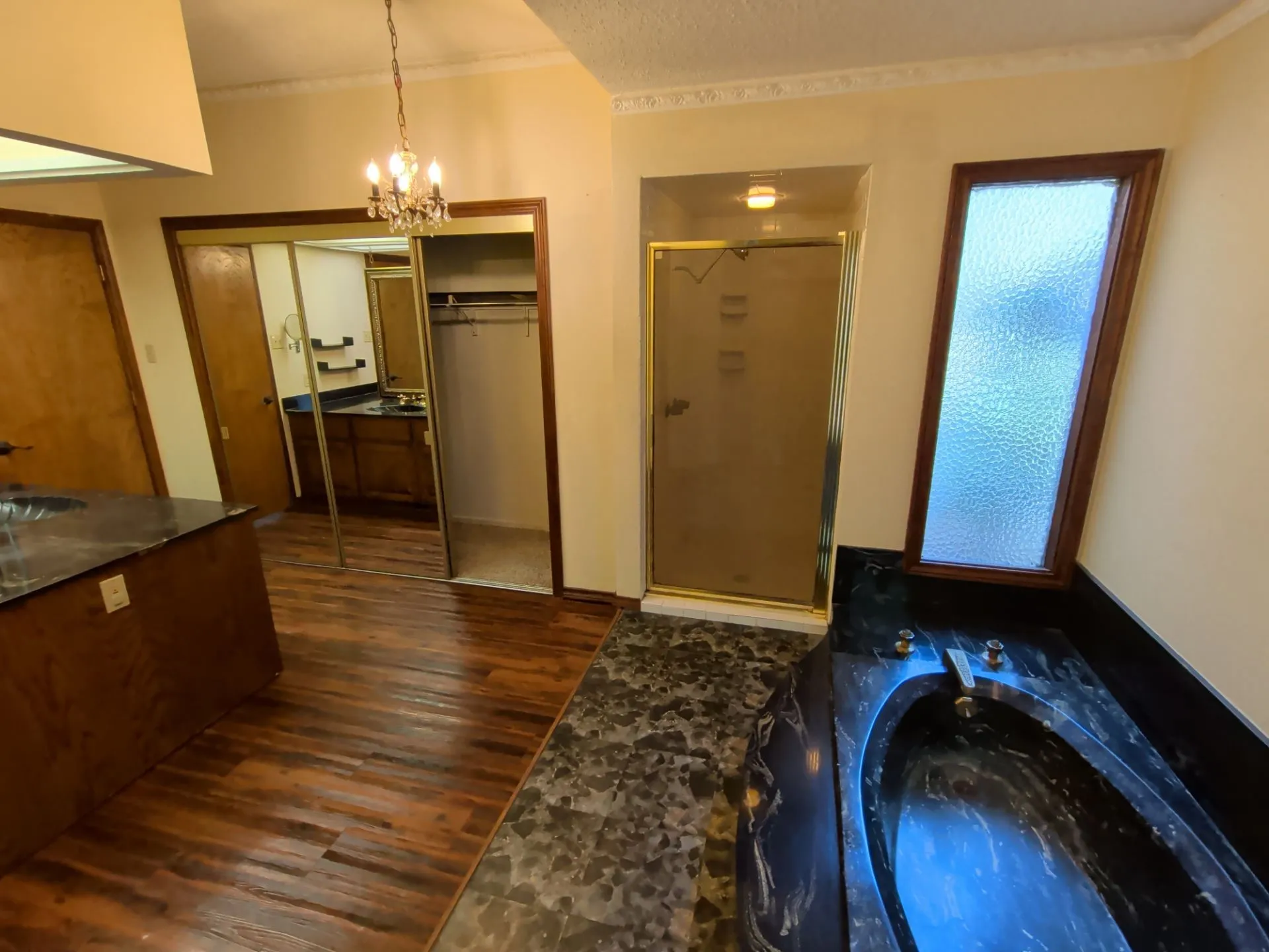 Single Family Residence For Sale in Tarrant County , 2311 Lakeside Drive, Arlington, Texas 76013, 5 Bedroom, 5 Bathroom, 2 Garage spaces, 4,318 Sqft, built in 1971, mls#21362000, Real Estate Agent in Arlington, Homes For Sale in Tarrant county, Homes For Sale in Arlington, Realtor in Arlington Texas, Real Estate Brokerage Independent Realty Texas, Luminita Cordes Realtor