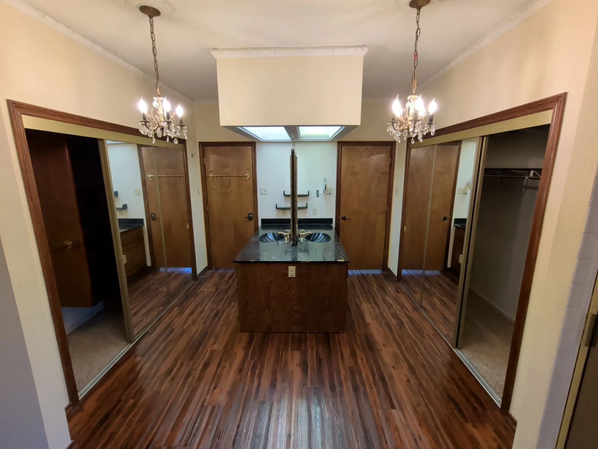 Single Family Residence For Sale in Tarrant County , 2311 Lakeside Drive, Arlington, Texas 76013, 5 Bedroom, 5 Bathroom, 2 Garage spaces, 4,318 Sqft, built in 1971, mls#21362000, Real Estate Agent in Arlington, Homes For Sale in Tarrant county, Homes For Sale in Arlington, Realtor in Arlington Texas, Real Estate Brokerage Independent Realty Texas, Luminita Cordes Realtor