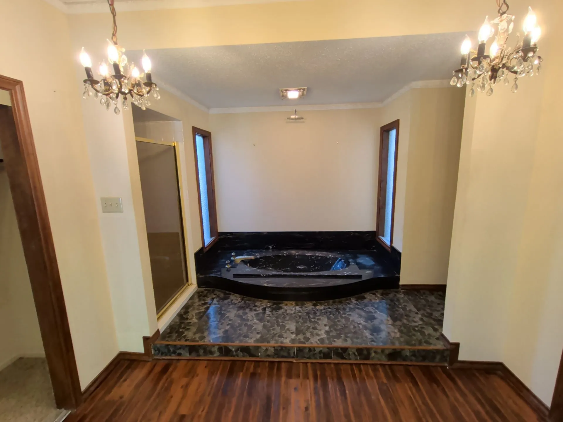 Single Family Residence For Sale in Tarrant County , 2311 Lakeside Drive, Arlington, Texas 76013, 5 Bedroom, 5 Bathroom, 2 Garage spaces, 4,318 Sqft, built in 1971, mls#21362000, Real Estate Agent in Arlington, Homes For Sale in Tarrant county, Homes For Sale in Arlington, Realtor in Arlington Texas, Real Estate Brokerage Independent Realty Texas, Luminita Cordes Realtor