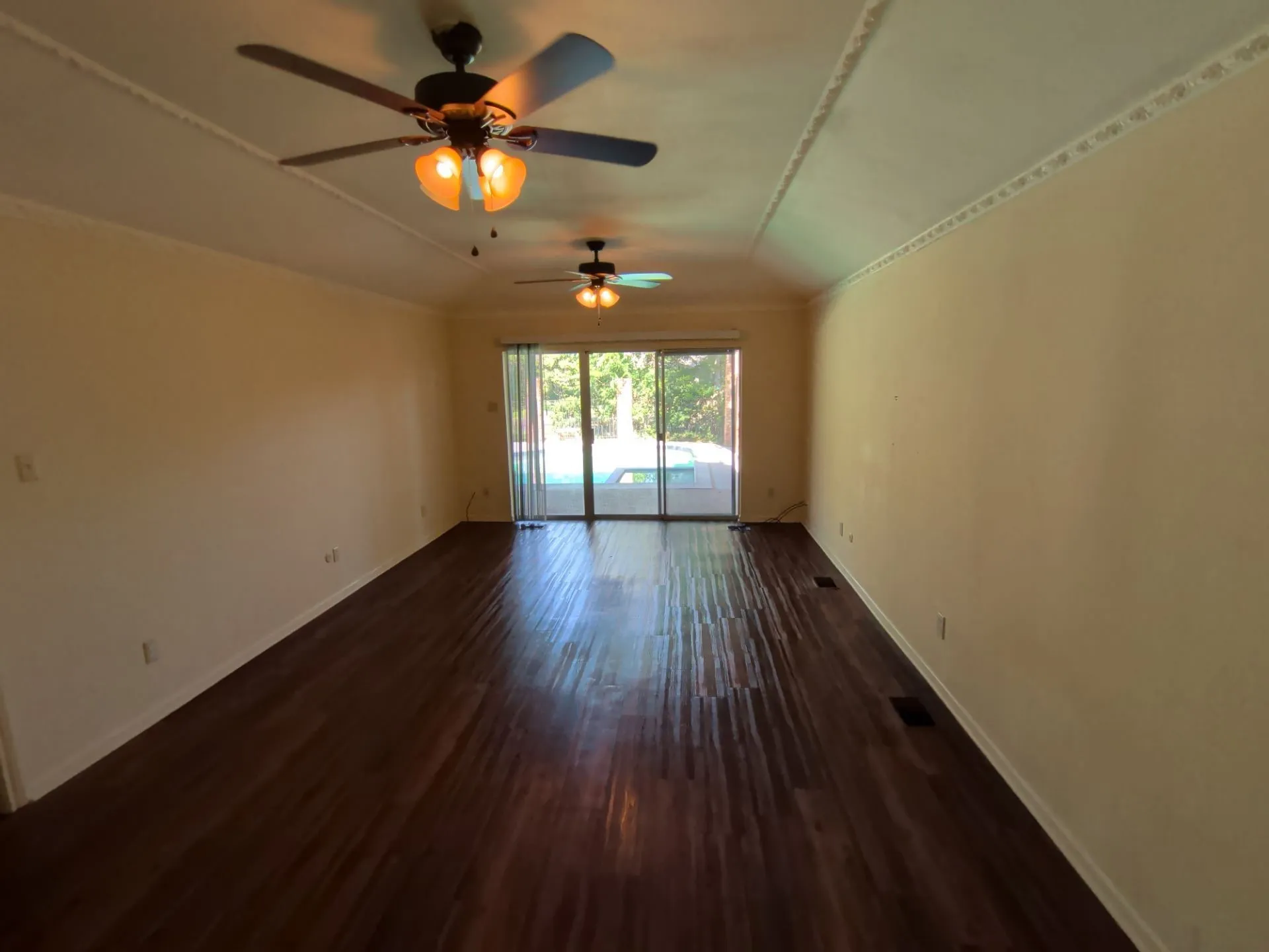 Single Family Residence For Sale in Tarrant County , 2311 Lakeside Drive, Arlington, Texas 76013, 5 Bedroom, 5 Bathroom, 2 Garage spaces, 4,318 Sqft, built in 1971, mls#21362000, Real Estate Agent in Arlington, Homes For Sale in Tarrant county, Homes For Sale in Arlington, Realtor in Arlington Texas, Real Estate Brokerage Independent Realty Texas, Luminita Cordes Realtor