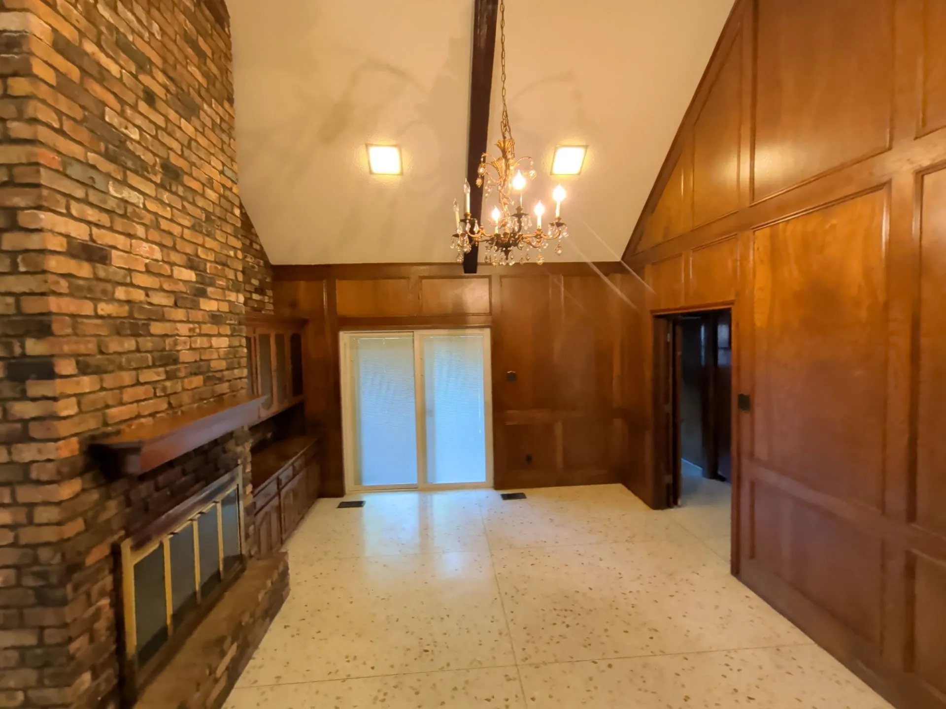 Single Family Residence For Sale in Tarrant County , 2311 Lakeside Drive, Arlington, Texas 76013, 5 Bedroom, 5 Bathroom, 2 Garage spaces, 4,318 Sqft, built in 1971, mls#21362000, Real Estate Agent in Arlington, Homes For Sale in Tarrant county, Homes For Sale in Arlington, Realtor in Arlington Texas, Real Estate Brokerage Independent Realty Texas, Luminita Cordes Realtor