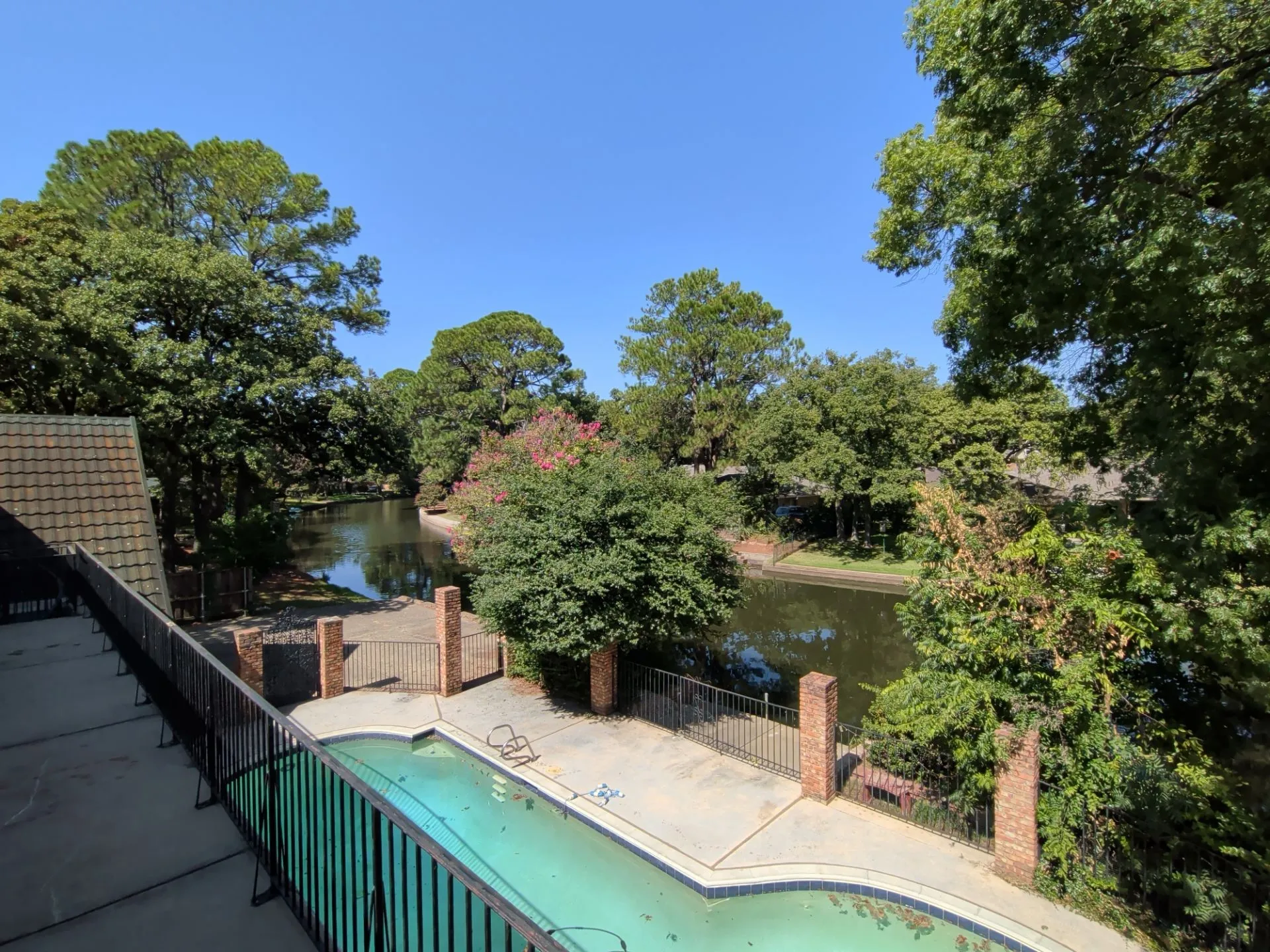 Single Family Residence For Sale in Tarrant County , 2311 Lakeside Drive, Arlington, Texas 76013, 5 Bedroom, 5 Bathroom, 2 Garage spaces, 4,318 Sqft, built in 1971, mls#21362000, Real Estate Agent in Arlington, Homes For Sale in Tarrant county, Homes For Sale in Arlington, Realtor in Arlington Texas, Real Estate Brokerage Independent Realty Texas, Luminita Cordes Realtor