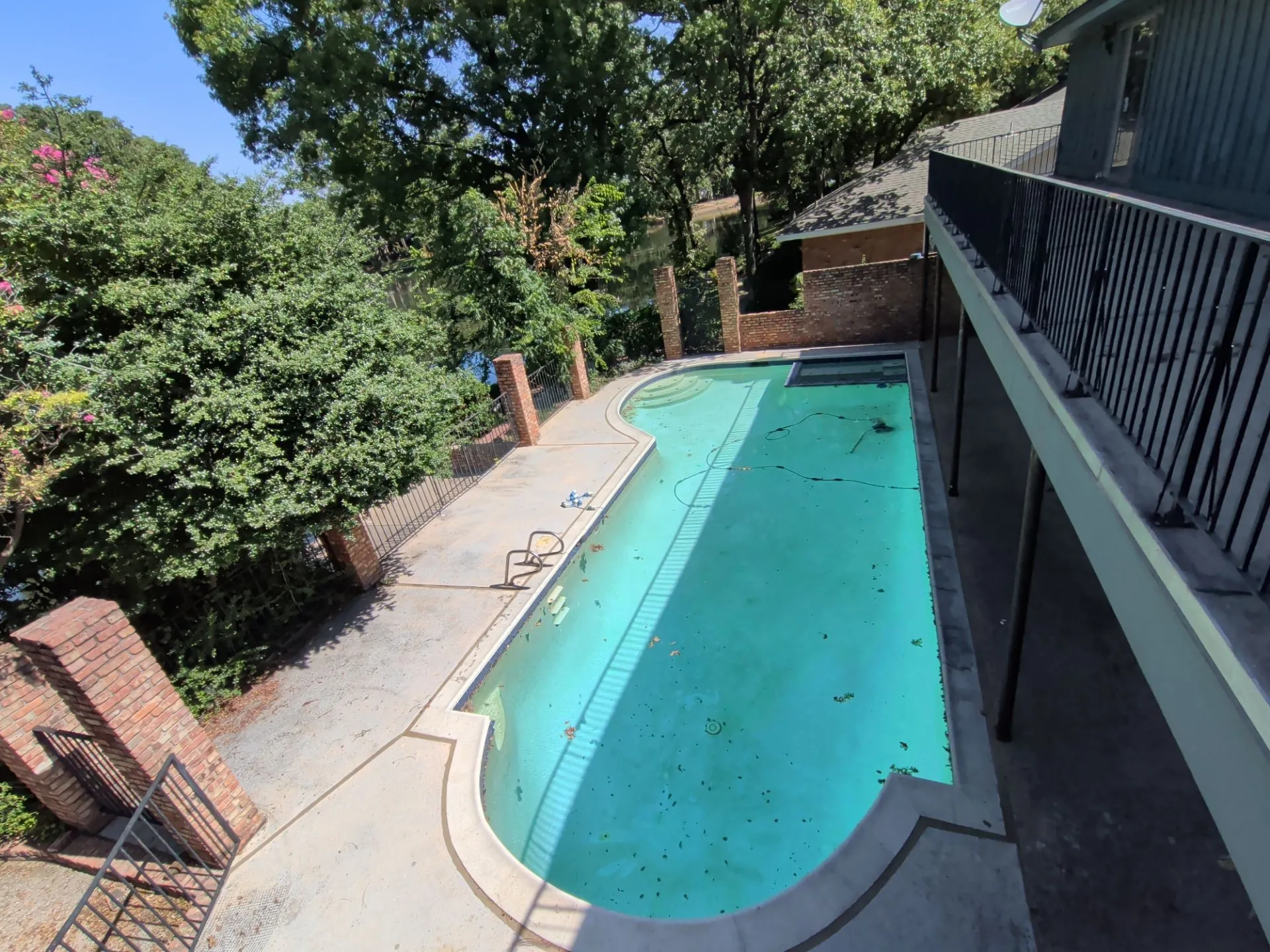 Single Family Residence For Sale in Tarrant County , 2311 Lakeside Drive, Arlington, Texas 76013, 5 Bedroom, 5 Bathroom, 2 Garage spaces, 4,318 Sqft, built in 1971, mls#21362000, Real Estate Agent in Arlington, Homes For Sale in Tarrant county, Homes For Sale in Arlington, Realtor in Arlington Texas, Real Estate Brokerage Independent Realty Texas, Luminita Cordes Realtor