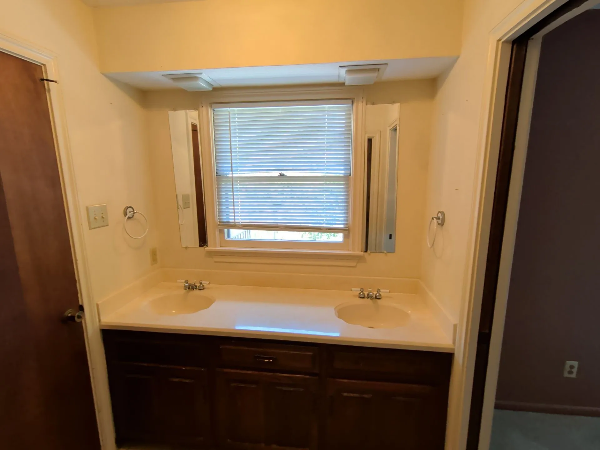 Upstairs bathroom between rooms 1 and 2