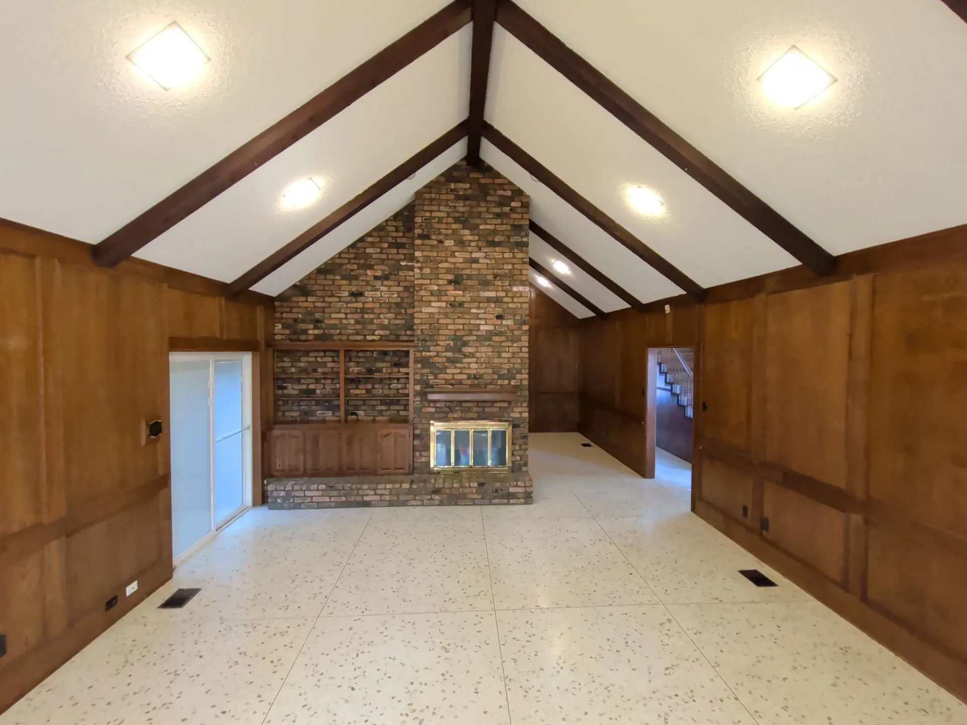 Single Family Residence For Sale in Tarrant County , 2311 Lakeside Drive, Arlington, Texas 76013, 5 Bedroom, 5 Bathroom, 2 Garage spaces, 4,318 Sqft, built in 1971, mls#21362000, Real Estate Agent in Arlington, Homes For Sale in Tarrant county, Homes For Sale in Arlington, Realtor in Arlington Texas, Real Estate Brokerage Independent Realty Texas, Luminita Cordes Realtor