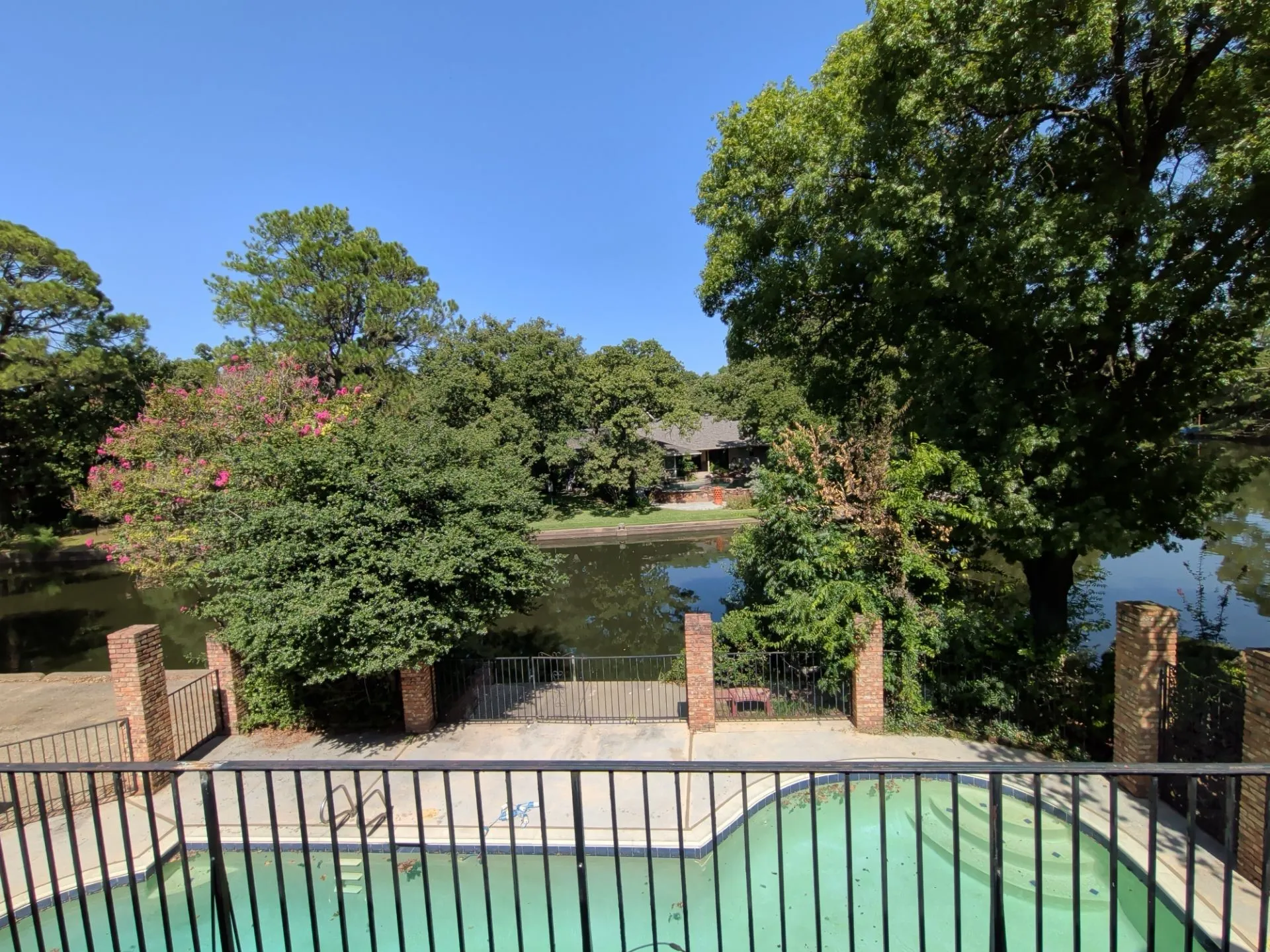 Single Family Residence For Sale in Tarrant County , 2311 Lakeside Drive, Arlington, Texas 76013, 5 Bedroom, 5 Bathroom, 2 Garage spaces, 4,318 Sqft, built in 1971, mls#21362000, Real Estate Agent in Arlington, Homes For Sale in Tarrant county, Homes For Sale in Arlington, Realtor in Arlington Texas, Real Estate Brokerage Independent Realty Texas, Luminita Cordes Realtor