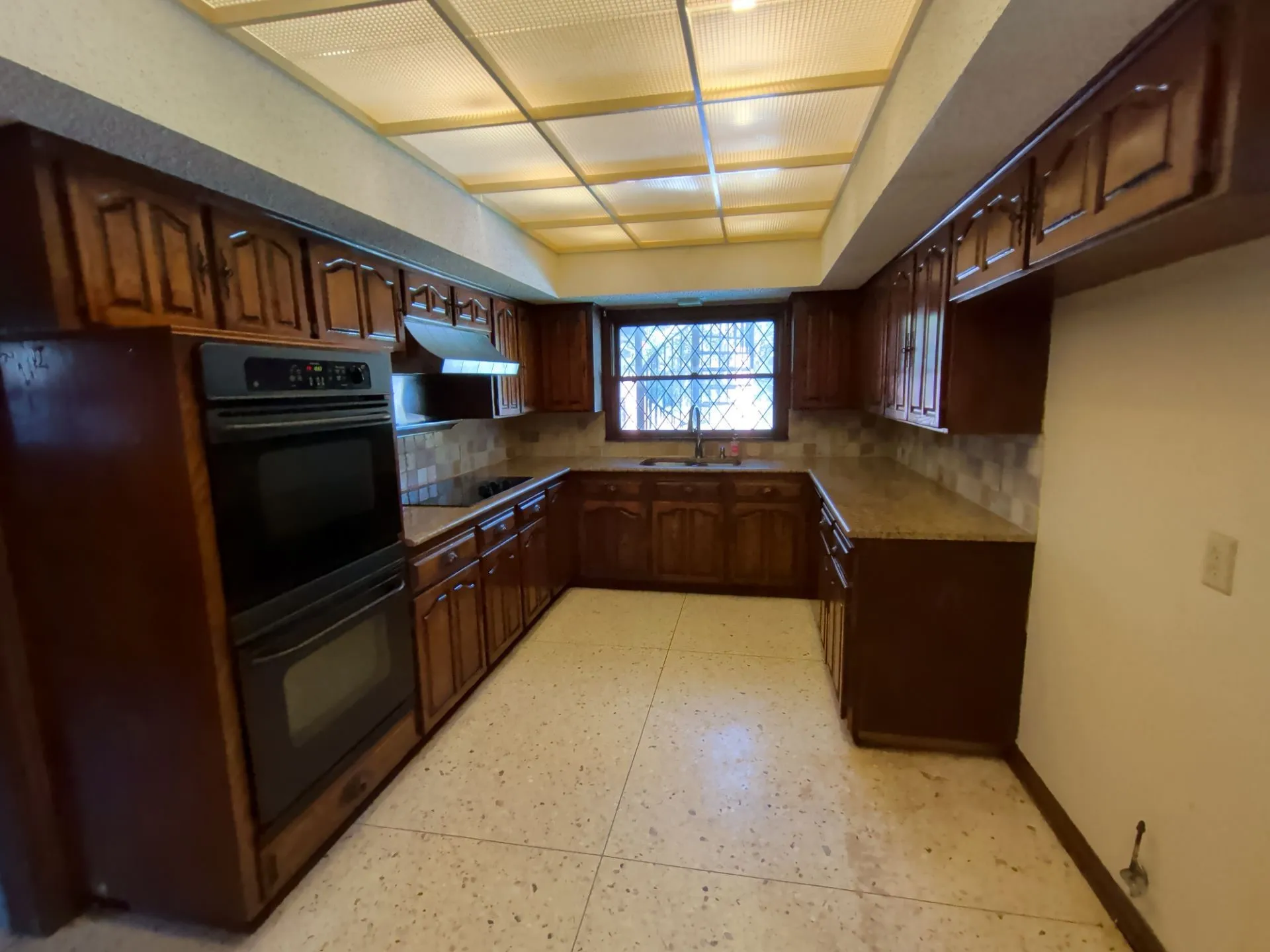 Single Family Residence For Sale in Tarrant County , 2311 Lakeside Drive, Arlington, Texas 76013, 5 Bedroom, 5 Bathroom, 2 Garage spaces, 4,318 Sqft, built in 1971, mls#21362000, Real Estate Agent in Arlington, Homes For Sale in Tarrant county, Homes For Sale in Arlington, Realtor in Arlington Texas, Real Estate Brokerage Independent Realty Texas, Luminita Cordes Realtor