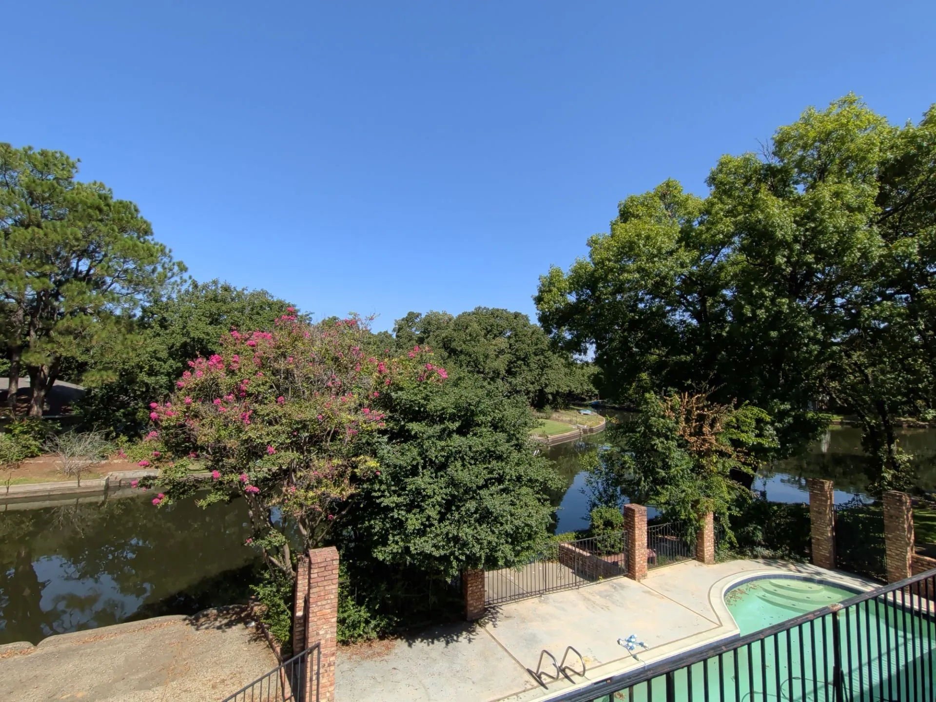 Single Family Residence For Sale in Tarrant County , 2311 Lakeside Drive, Arlington, Texas 76013, 5 Bedroom, 5 Bathroom, 2 Garage spaces, 4,318 Sqft, built in 1971, mls#21362000, Real Estate Agent in Arlington, Homes For Sale in Tarrant county, Homes For Sale in Arlington, Realtor in Arlington Texas, Real Estate Brokerage Independent Realty Texas, Luminita Cordes Realtor