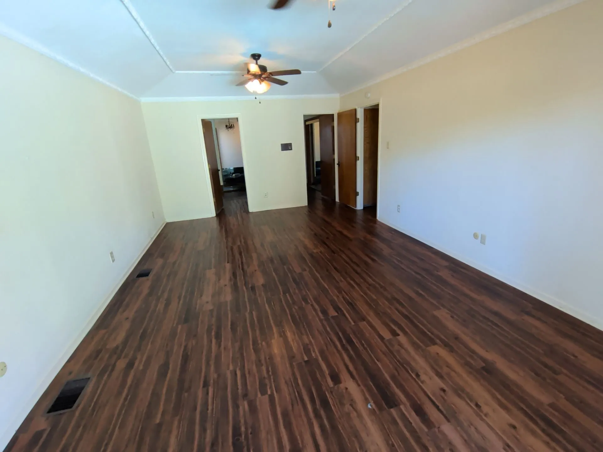 Single Family Residence For Sale in Tarrant County , 2311 Lakeside Drive, Arlington, Texas 76013, 5 Bedroom, 5 Bathroom, 2 Garage spaces, 4,318 Sqft, built in 1971, mls#21362000, Real Estate Agent in Arlington, Homes For Sale in Tarrant county, Homes For Sale in Arlington, Realtor in Arlington Texas, Real Estate Brokerage Independent Realty Texas, Luminita Cordes Realtor