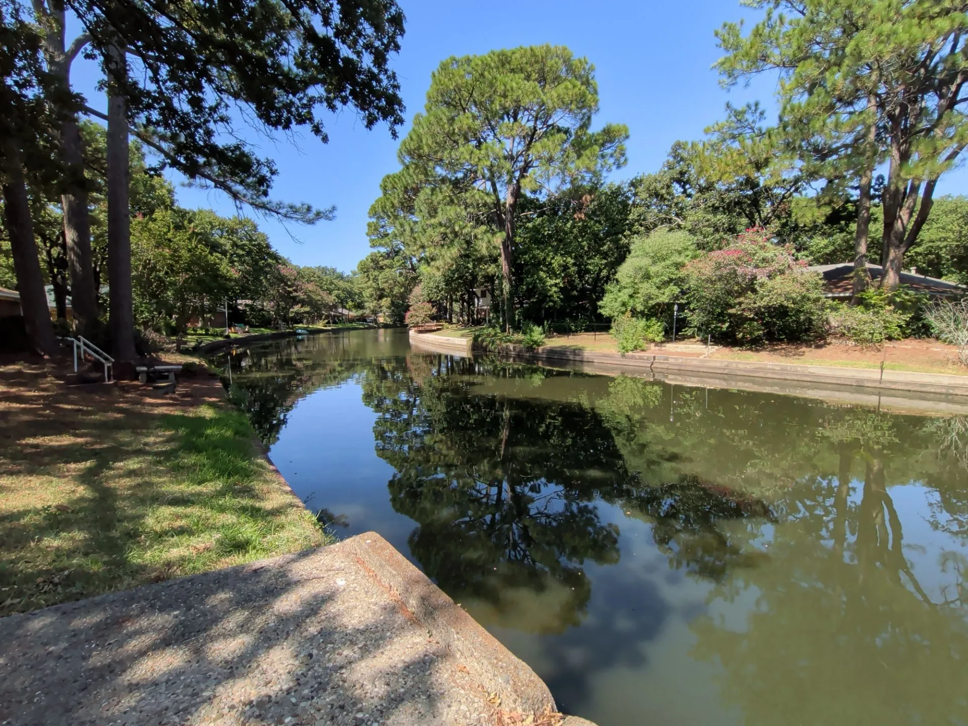 Single Family Residence For Sale in Tarrant County , 2311 Lakeside Drive, Arlington, Texas 76013, 5 Bedroom, 5 Bathroom, 2 Garage spaces, 4,318 Sqft, built in 1971, mls#21362000, Real Estate Agent in Arlington, Homes For Sale in Tarrant county, Homes For Sale in Arlington, Realtor in Arlington Texas, Real Estate Brokerage Independent Realty Texas, Luminita Cordes Realtor