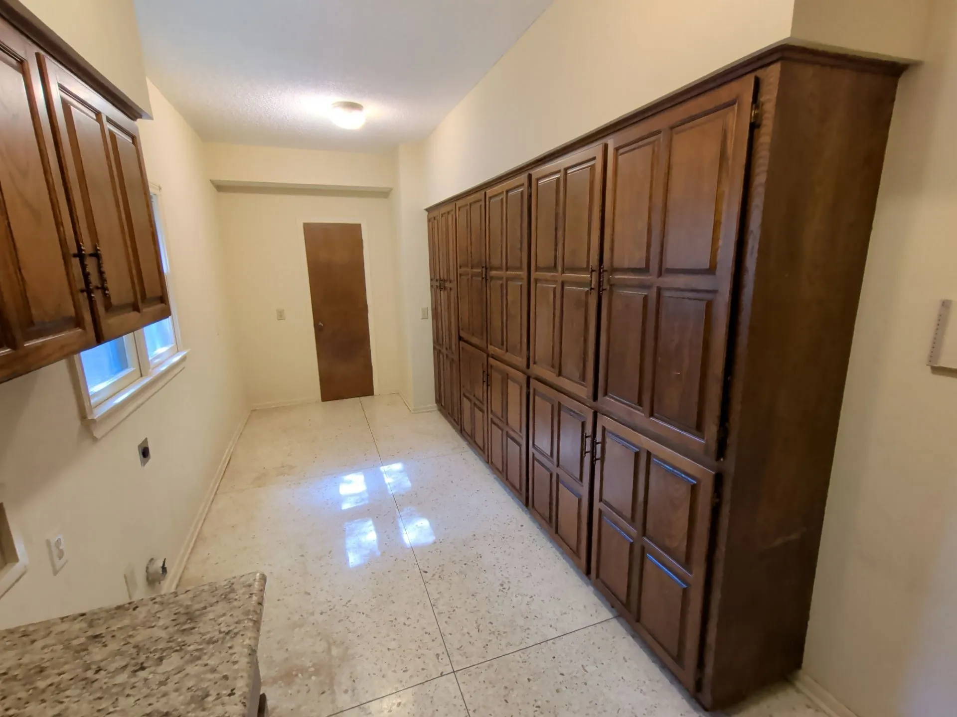 Single Family Residence For Sale in Tarrant County , 2311 Lakeside Drive, Arlington, Texas 76013, 5 Bedroom, 5 Bathroom, 2 Garage spaces, 4,318 Sqft, built in 1971, mls#21362000, Real Estate Agent in Arlington, Homes For Sale in Tarrant county, Homes For Sale in Arlington, Realtor in Arlington Texas, Real Estate Brokerage Independent Realty Texas, Luminita Cordes Realtor
