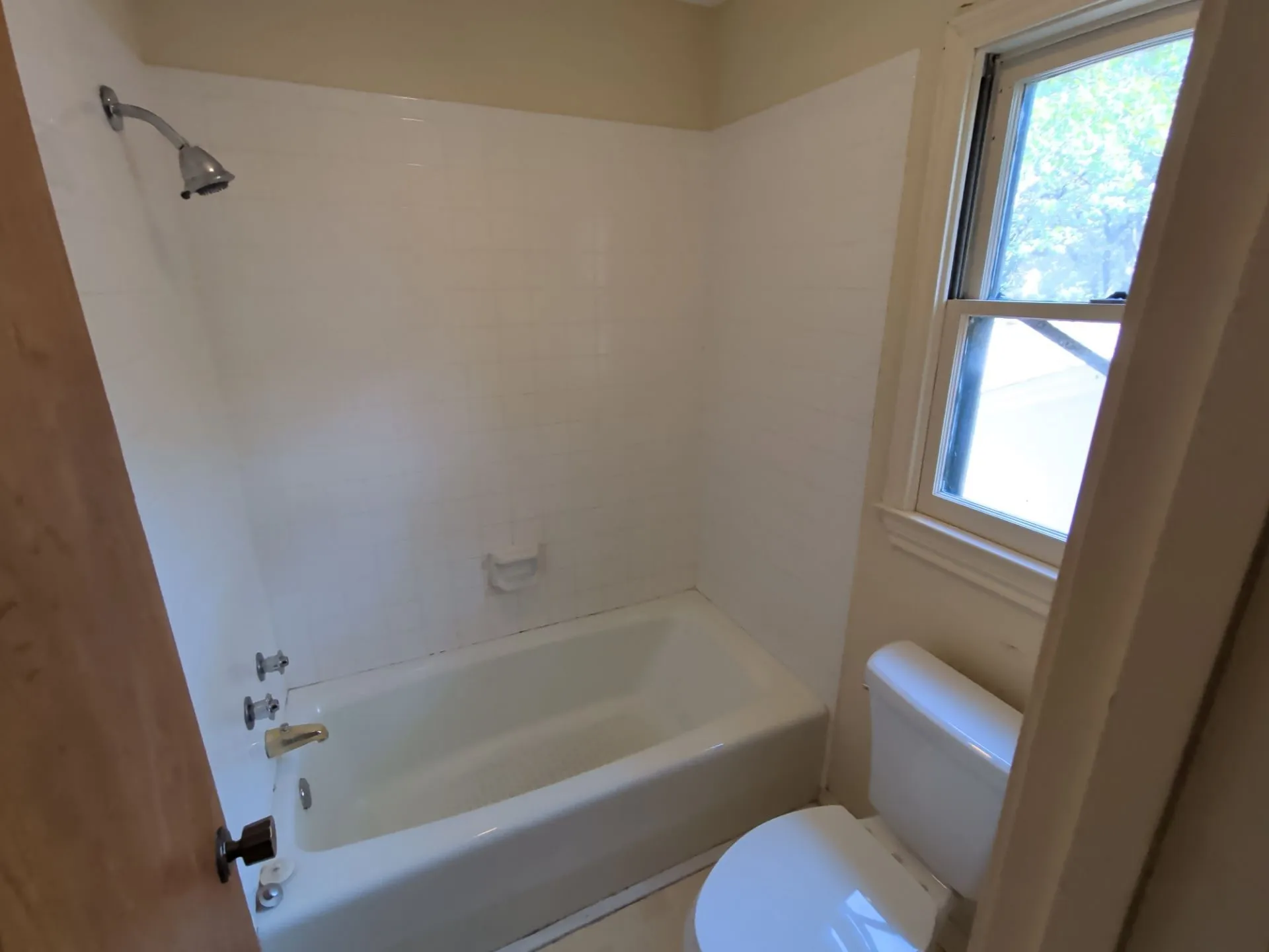 Upstairs bathroom between rooms 3 and 4