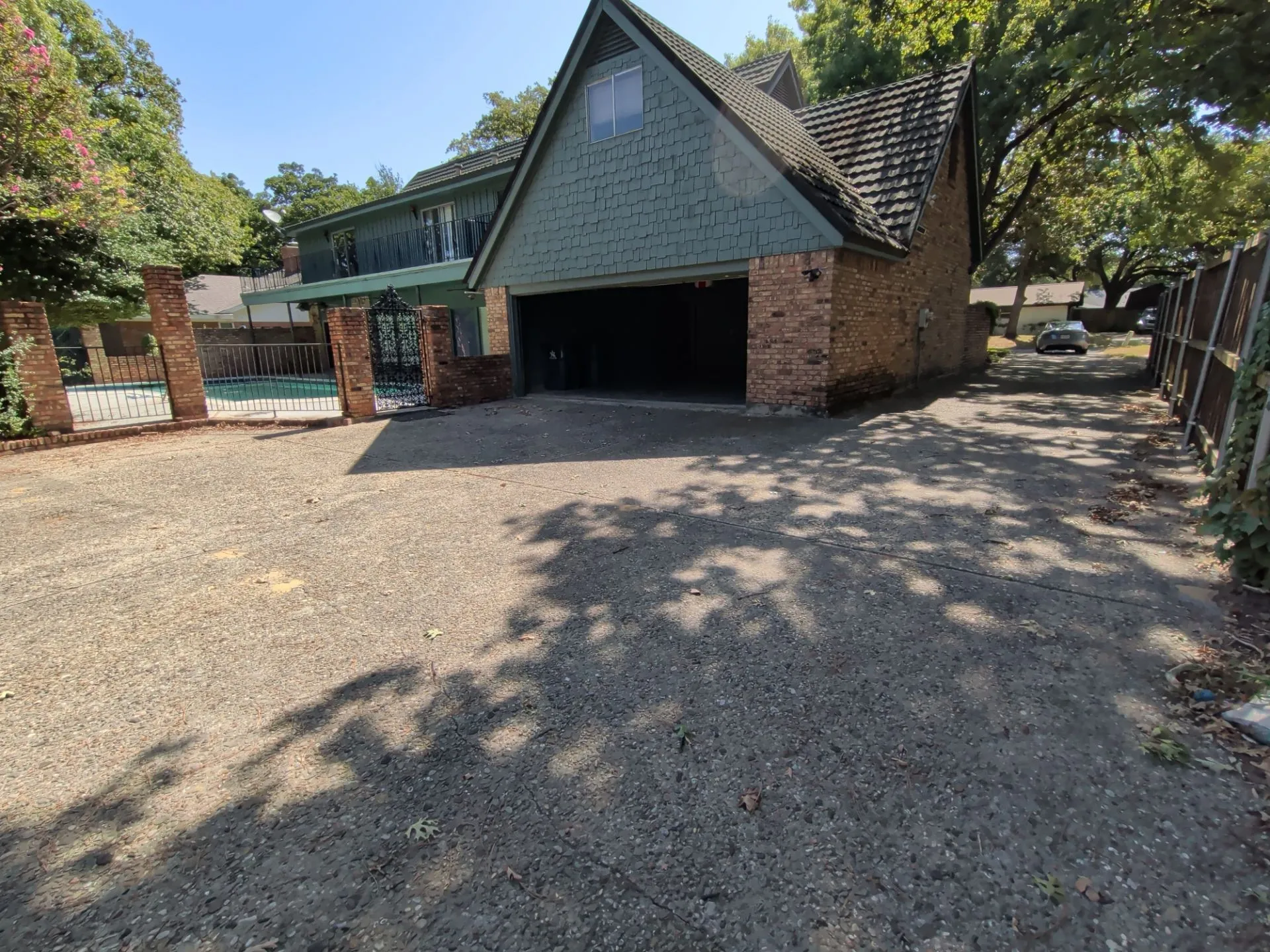 Single Family Residence For Sale in Tarrant County , 2311 Lakeside Drive, Arlington, Texas 76013, 5 Bedroom, 5 Bathroom, 2 Garage spaces, 4,318 Sqft, built in 1971, mls#21362000, Real Estate Agent in Arlington, Homes For Sale in Tarrant county, Homes For Sale in Arlington, Realtor in Arlington Texas, Real Estate Brokerage Independent Realty Texas, Luminita Cordes Realtor