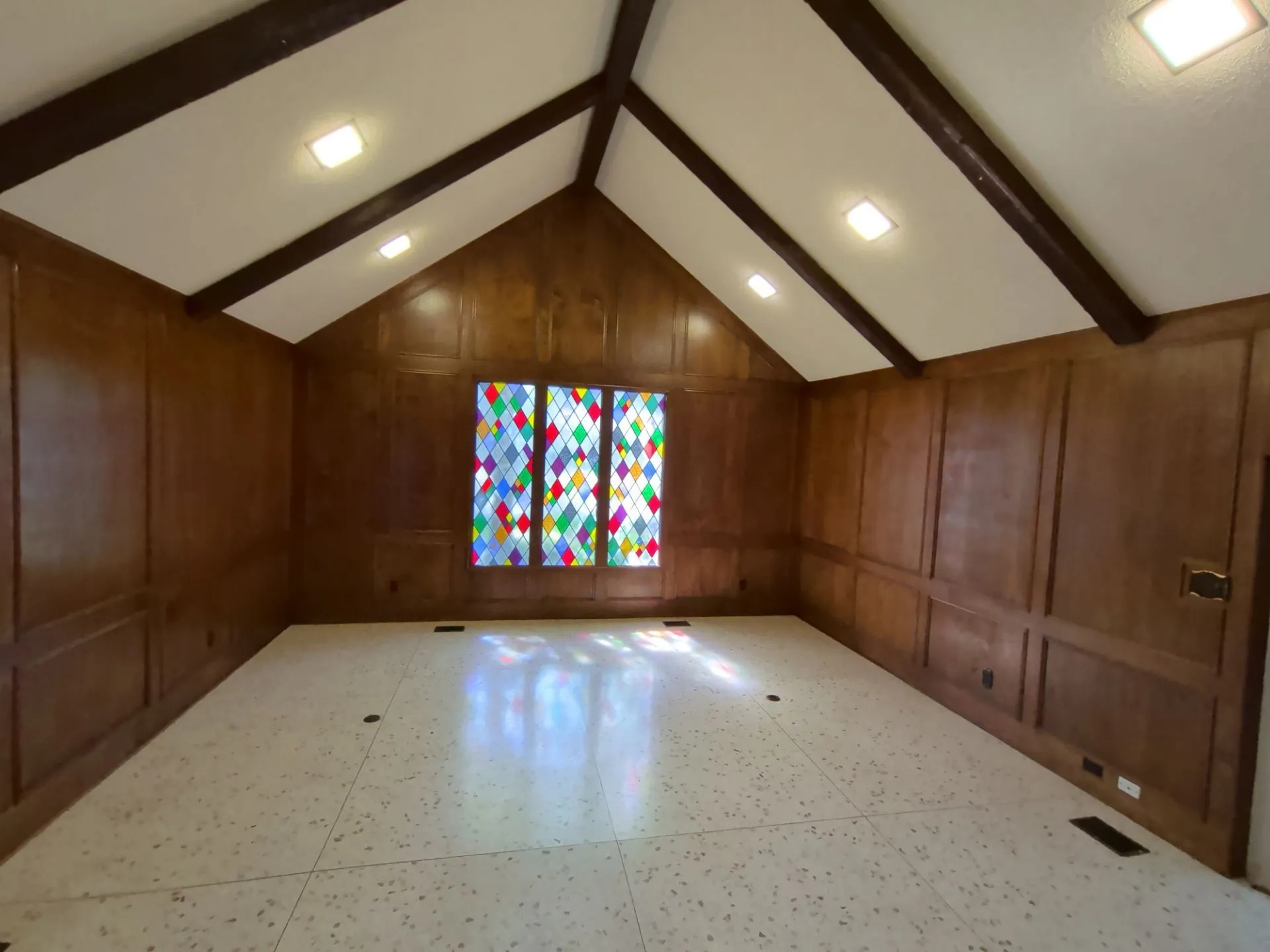 Single Family Residence For Sale in Tarrant County , 2311 Lakeside Drive, Arlington, Texas 76013, 5 Bedroom, 5 Bathroom, 2 Garage spaces, 4,318 Sqft, built in 1971, mls#21362000, Real Estate Agent in Arlington, Homes For Sale in Tarrant county, Homes For Sale in Arlington, Realtor in Arlington Texas, Real Estate Brokerage Independent Realty Texas, Luminita Cordes Realtor