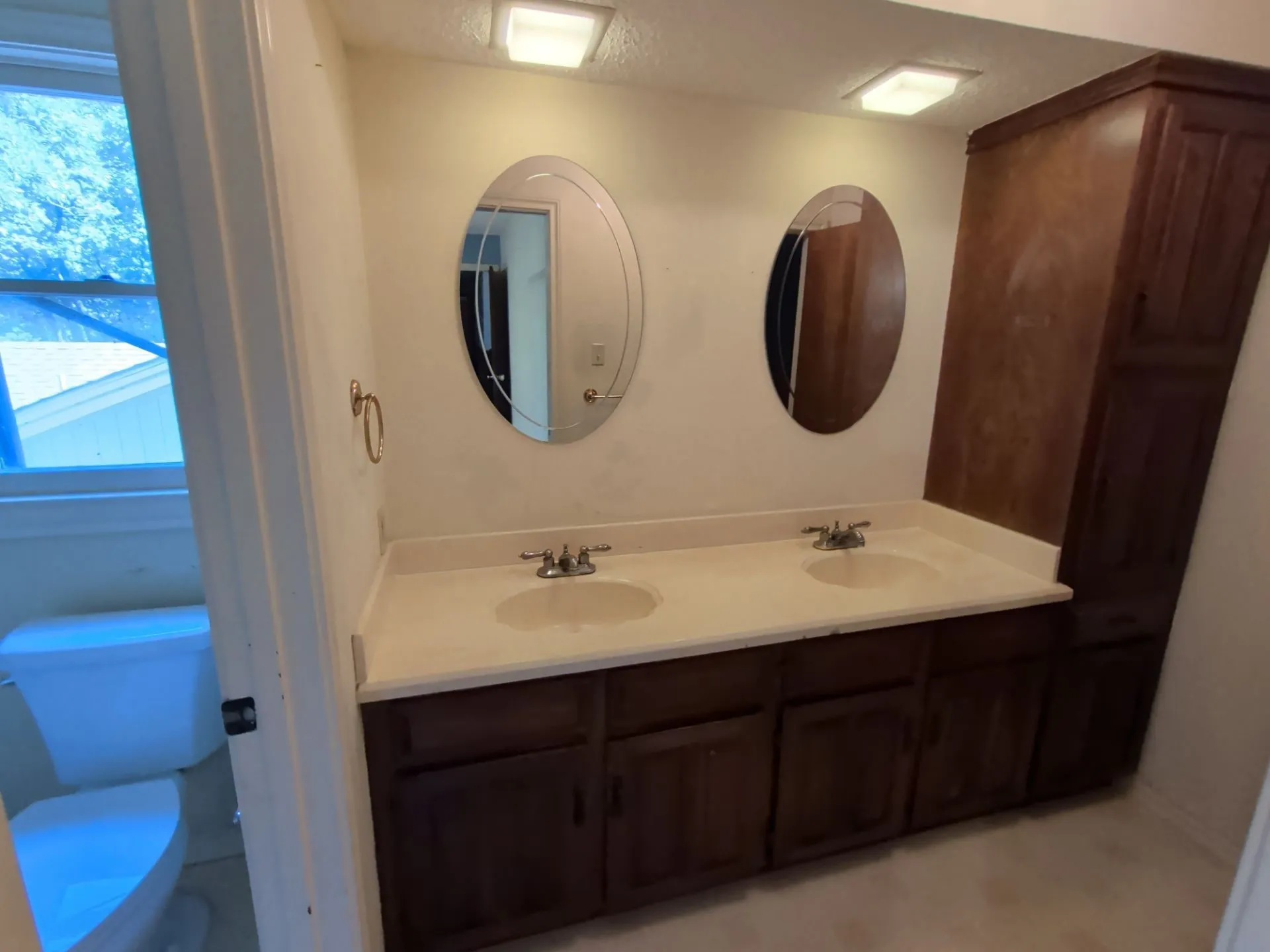Upstairs bathroom between rooms 3 and 4