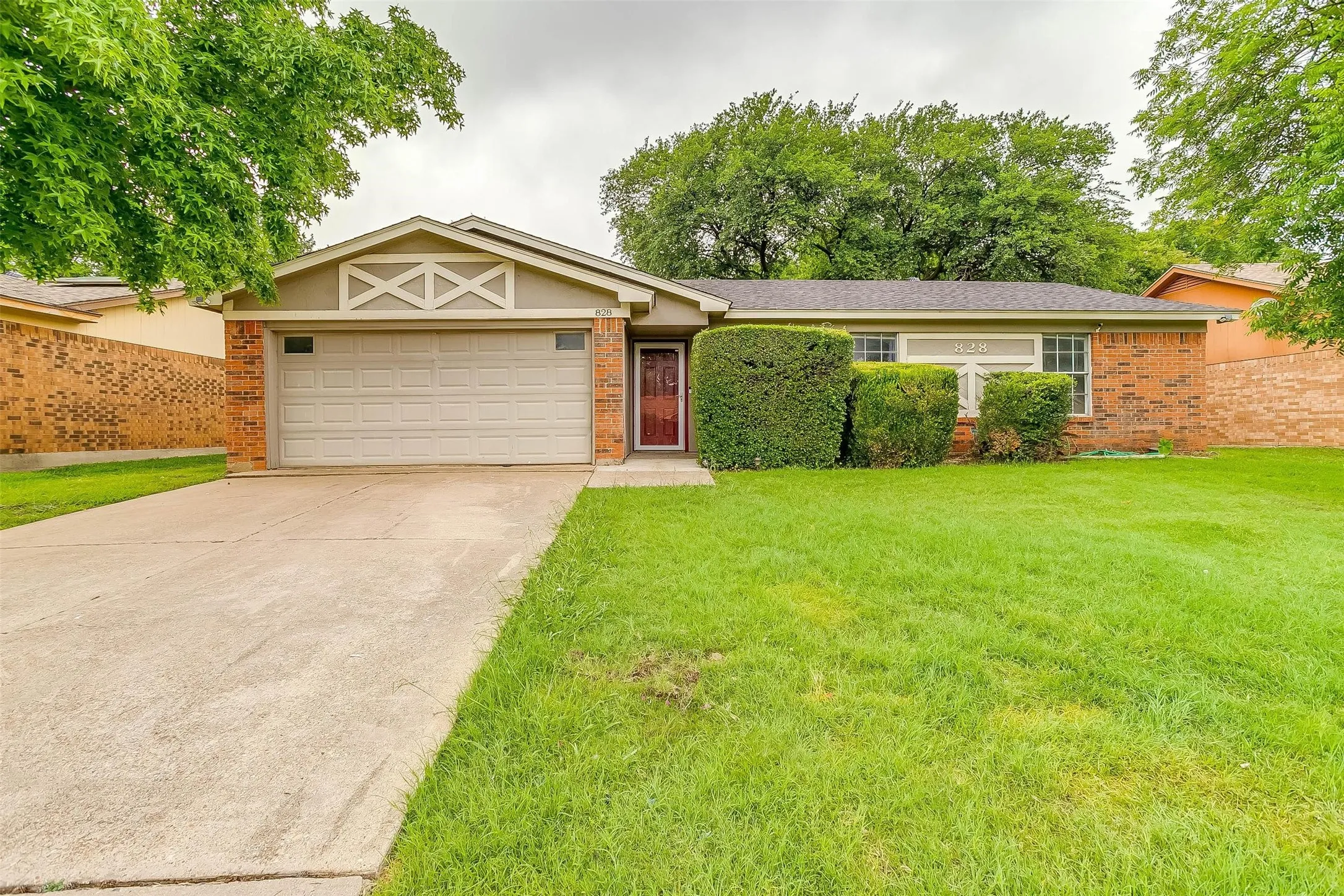 Single Family Residence For Rent in Johnson County , 828 Lynne Lane, Burleson, Texas 76028, 3 Bedroom, 2 Bathroom, 2 Garage spaces, 1,236 Sqft, built in 1981, mls#21351167, Real Estate Agent in Burleson, Homes For Rent in Johnson county, Homes For Rent in Burleson, Realtor in Burleson Texas, Real Estate Brokerage Independent Realty Texas, Luminita Cordes Realtor