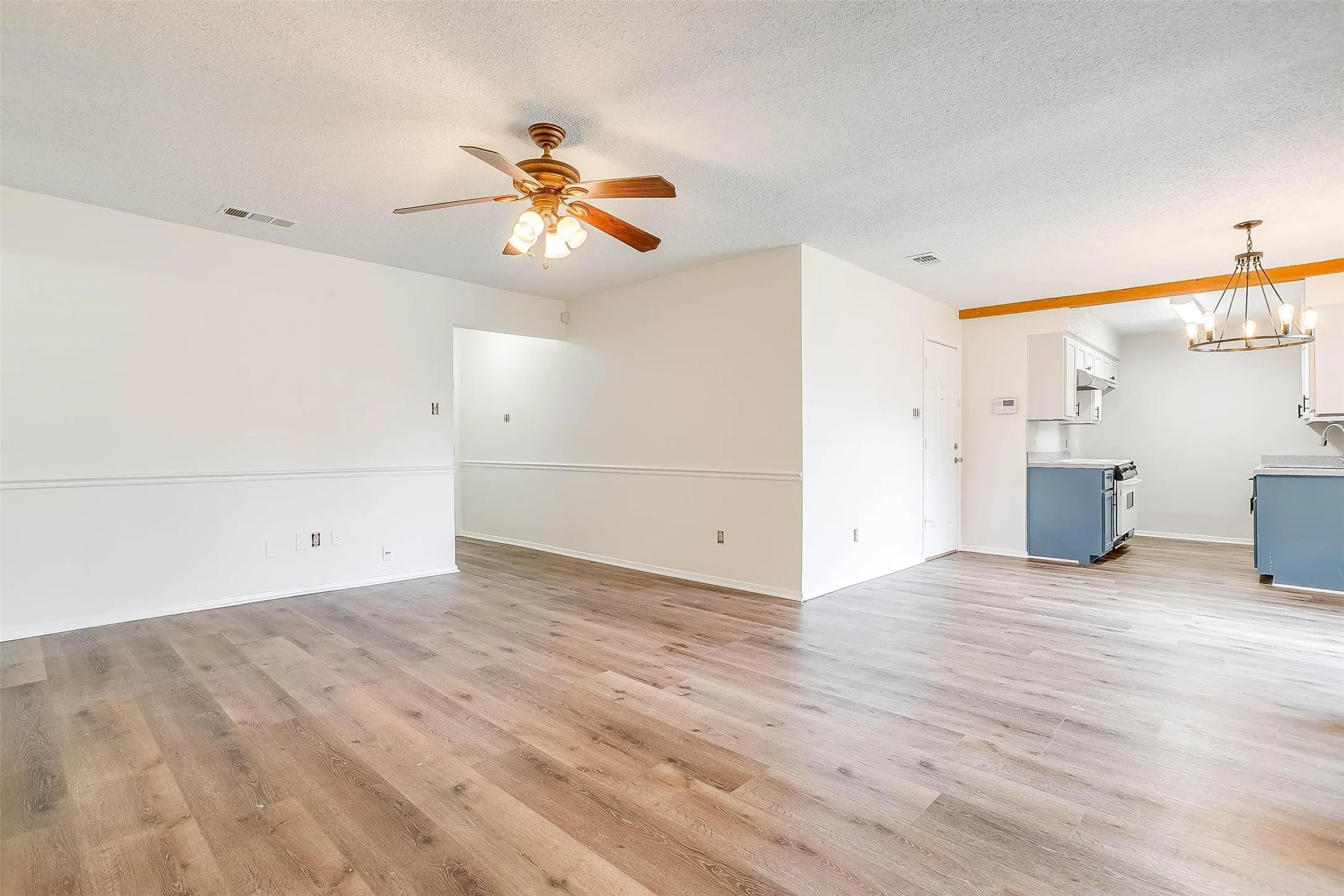 Single Family Residence For Rent in Johnson County , 828 Lynne Lane, Burleson, Texas 76028, 3 Bedroom, 2 Bathroom, 2 Garage spaces, 1,236 Sqft, built in 1981, mls#21351167, Real Estate Agent in Burleson, Homes For Rent in Johnson county, Homes For Rent in Burleson, Realtor in Burleson Texas, Real Estate Brokerage Independent Realty Texas, Luminita Cordes Realtor