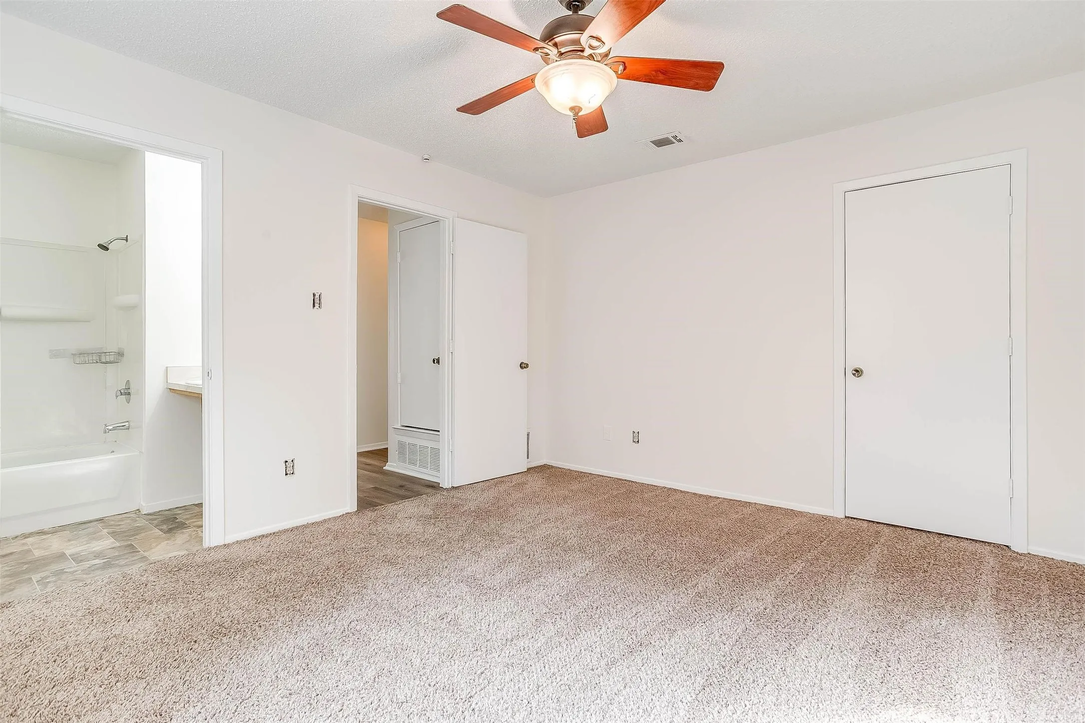 Carpeted flooring in a neutral tone